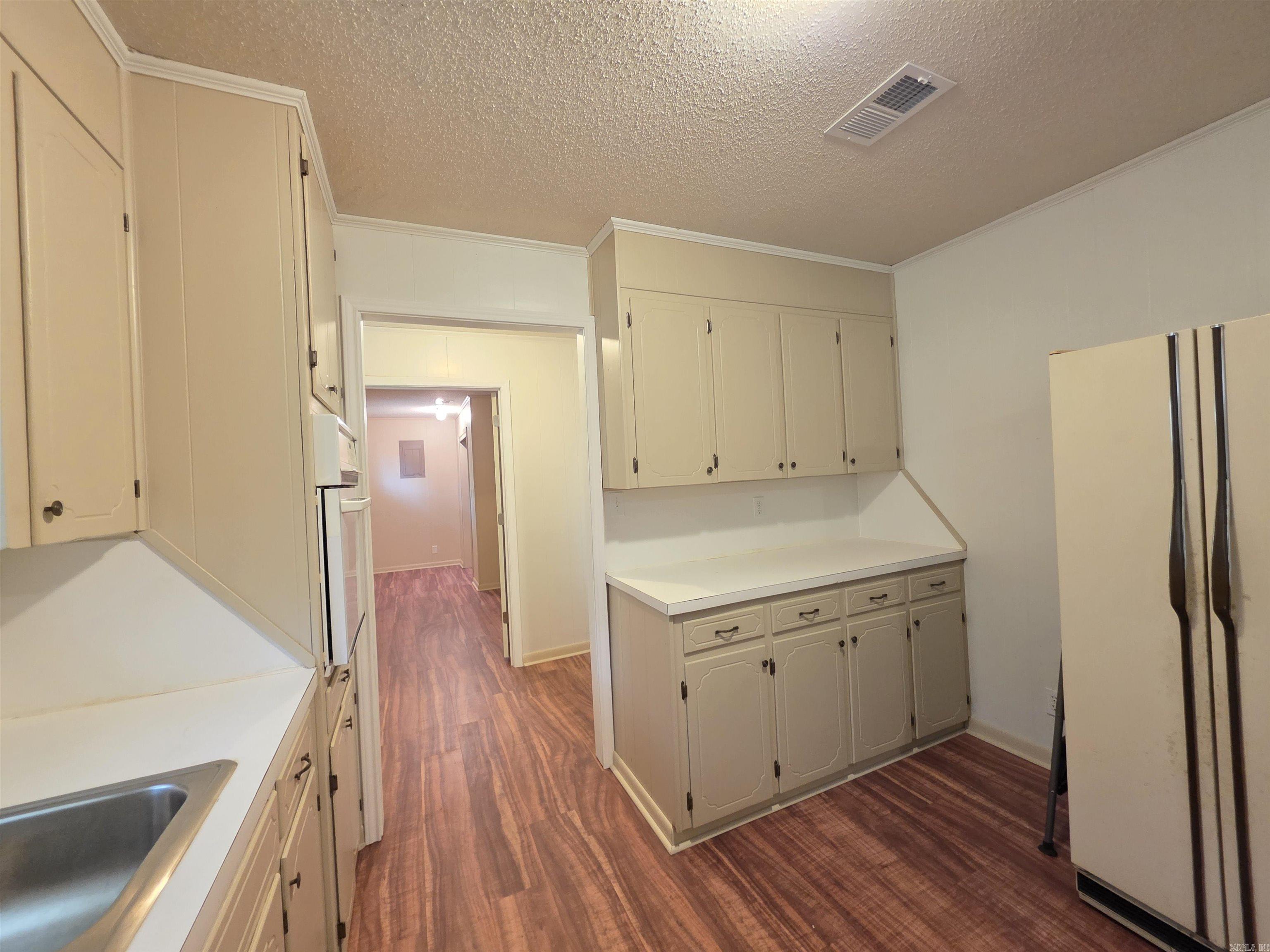 600 Walker Street Property Photo 12
