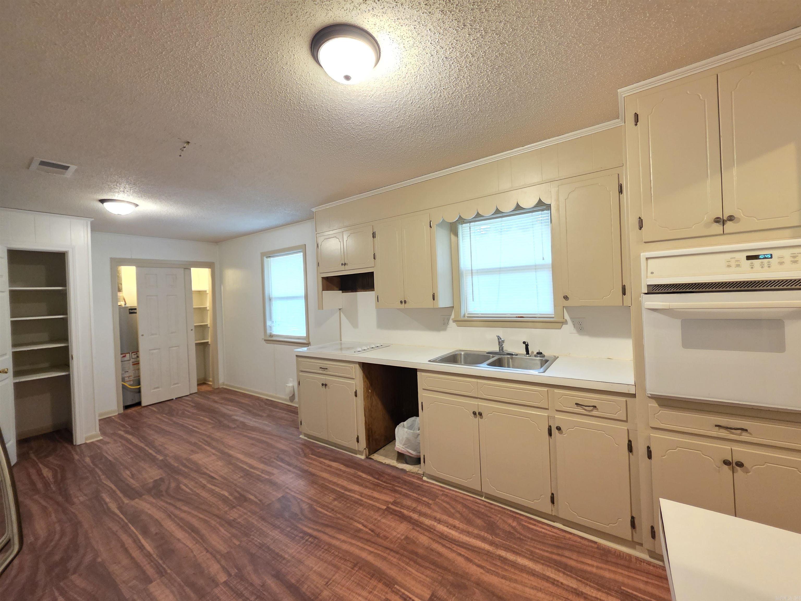 600 Walker Street Property Photo 13