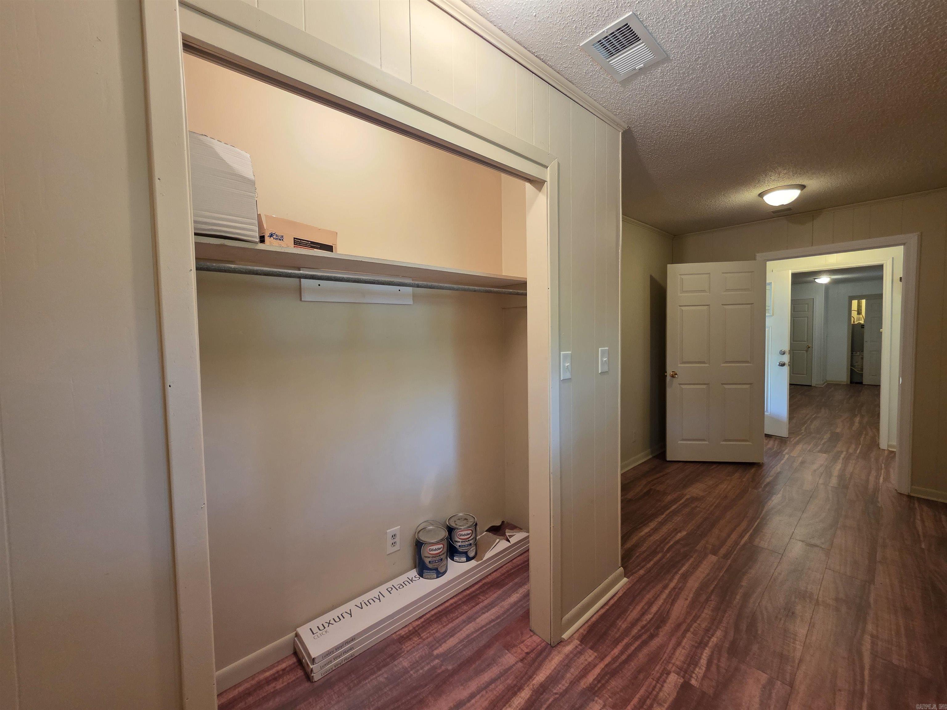 600 Walker Street Property Photo 15