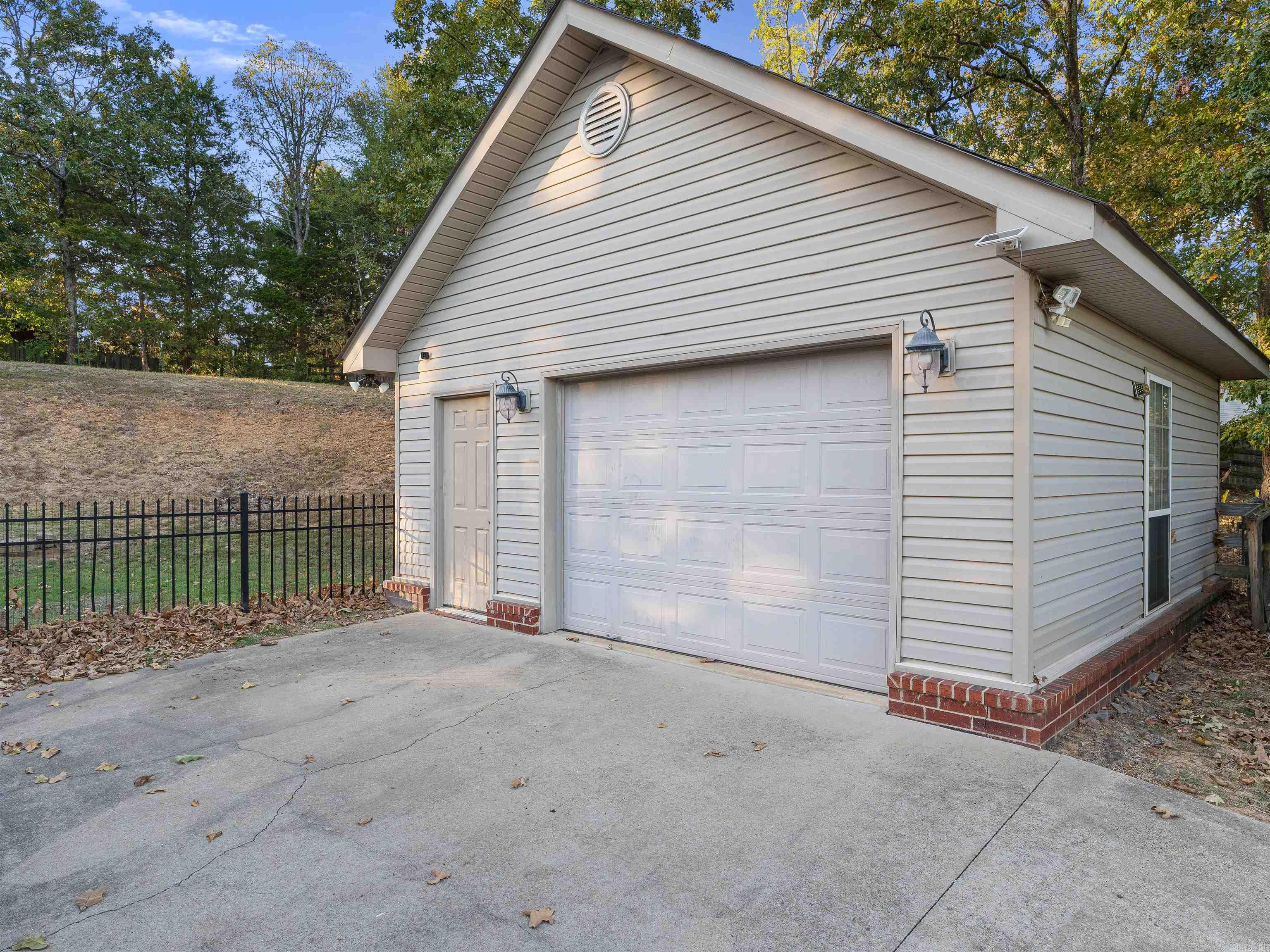 101 West Lake Cove Property Photo 9