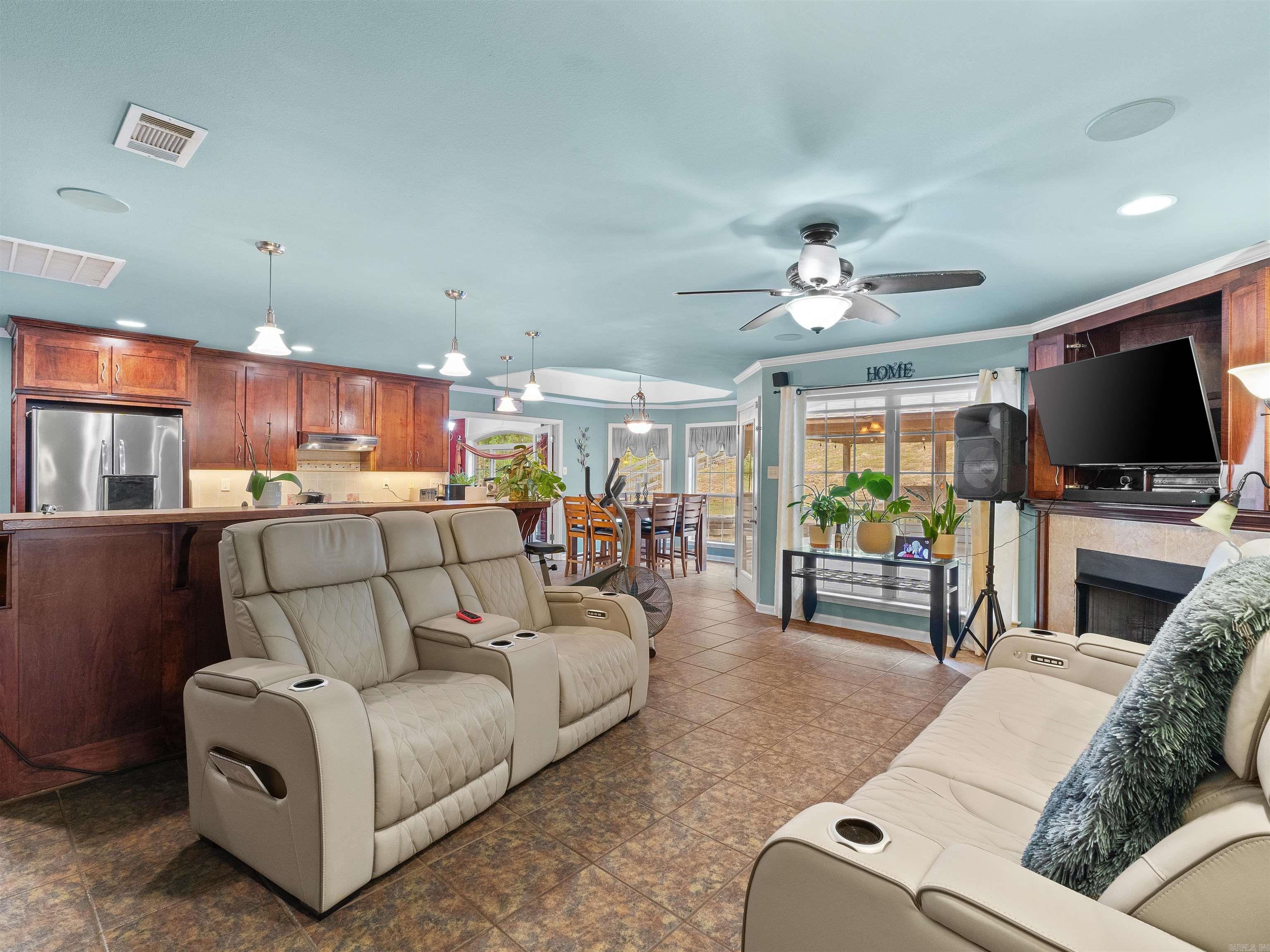 101 West Lake Cove Property Photo 17