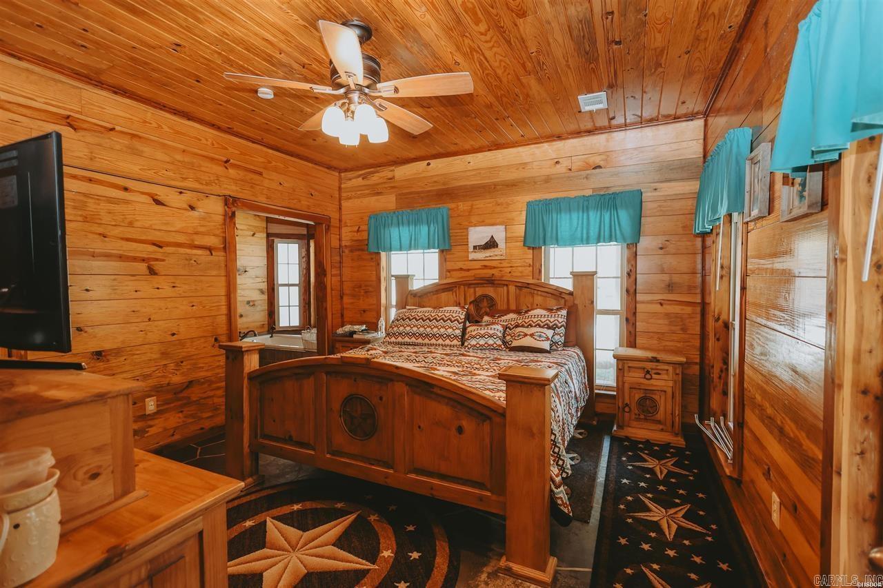 646 School Street Property Photo 8