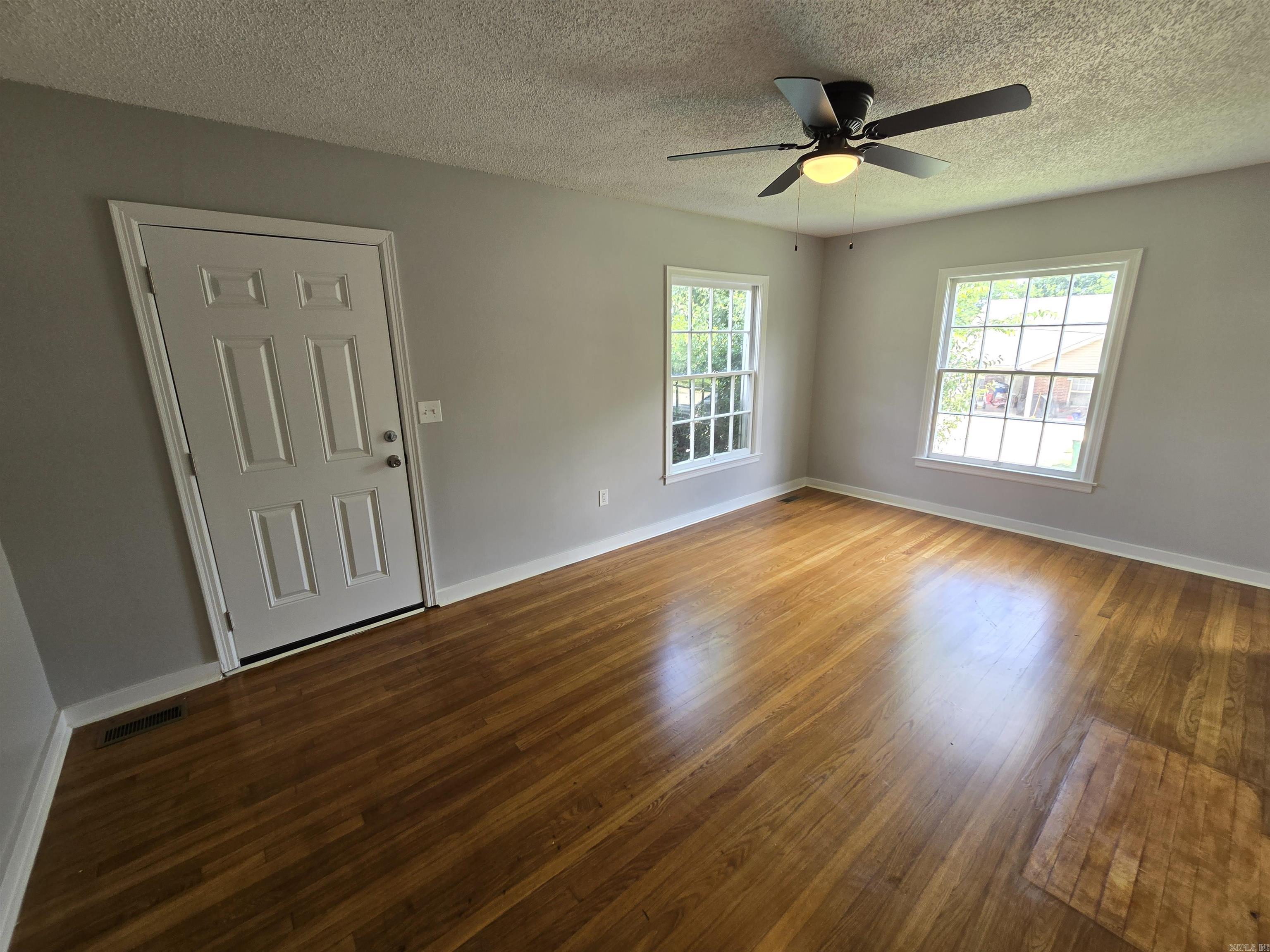 1630 Gum St Property Photo 4