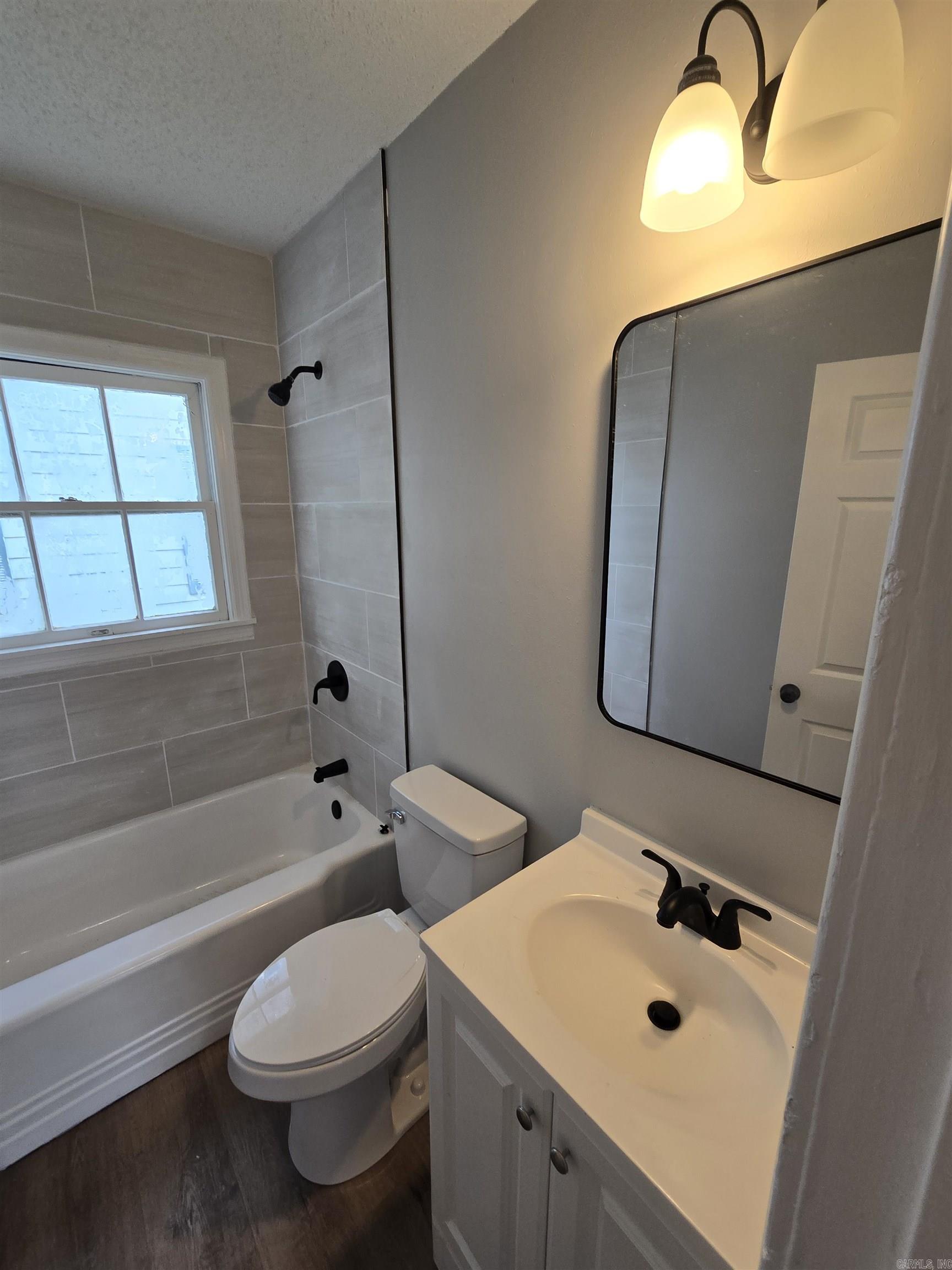 1630 Gum St Property Photo 8