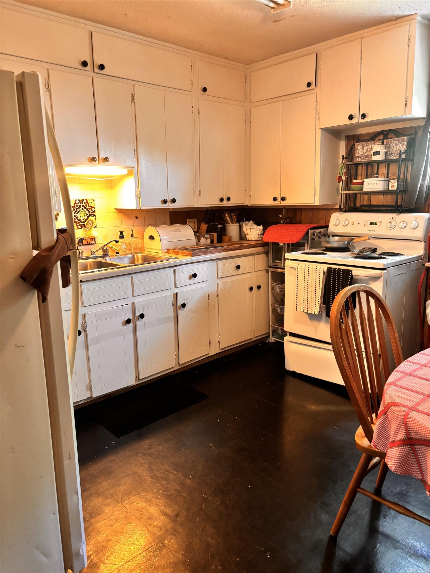 208 Brenda Street Property Photo 5