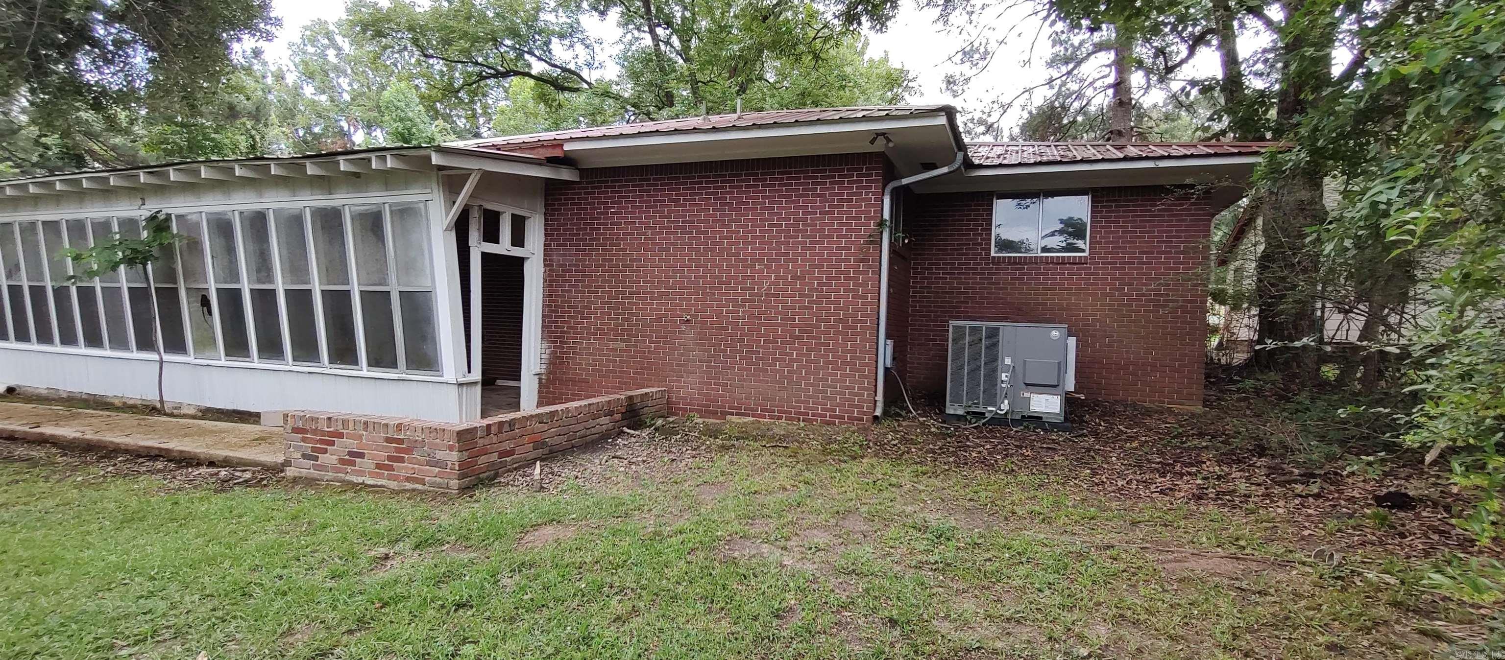 516 Oxford Property Photo 6