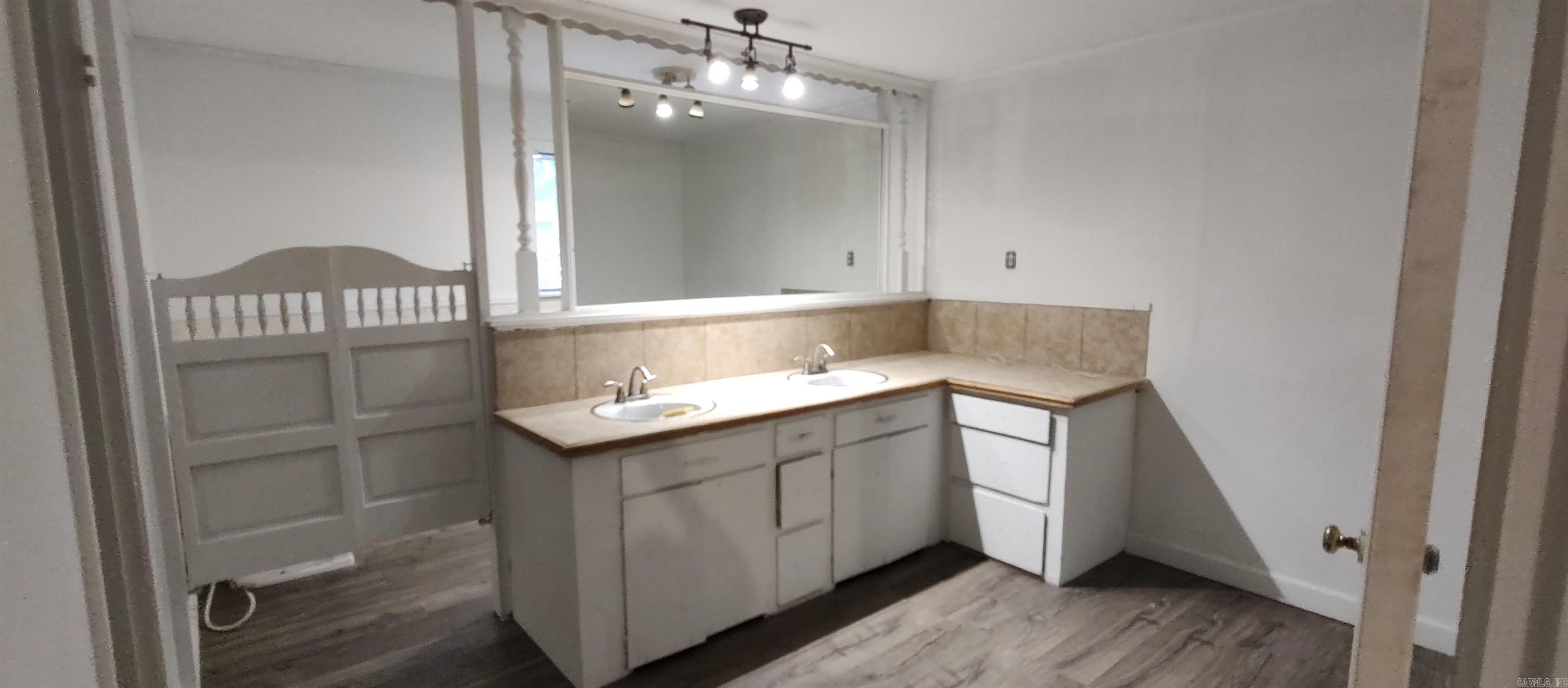 516 Oxford Property Photo 25