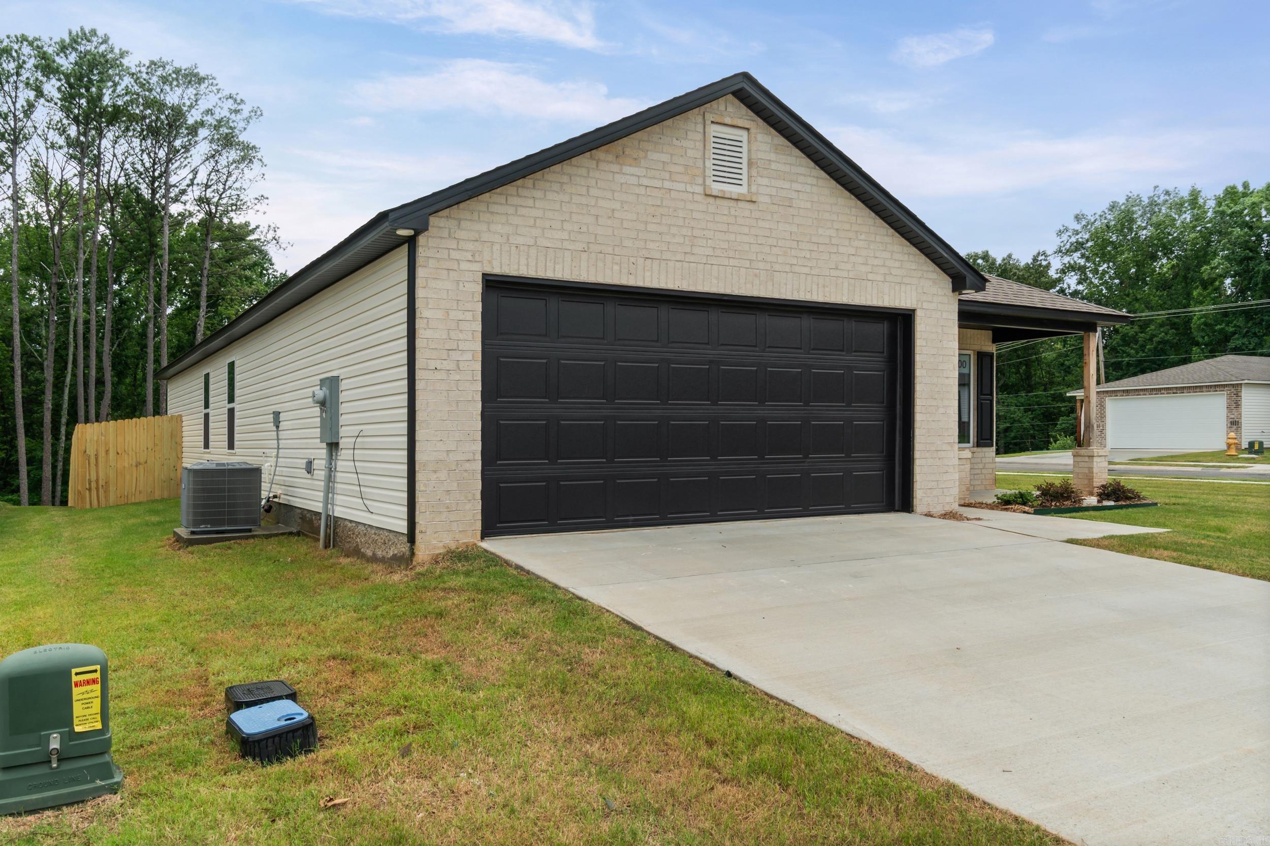 1601 Rambling Brook Drive Property Photo 4