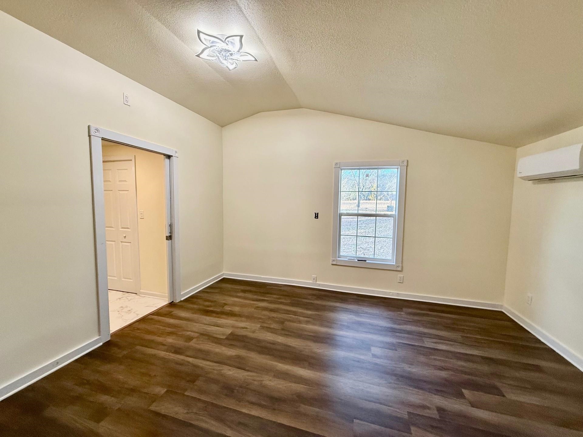 2187 Seagraves Road Property Photo 14