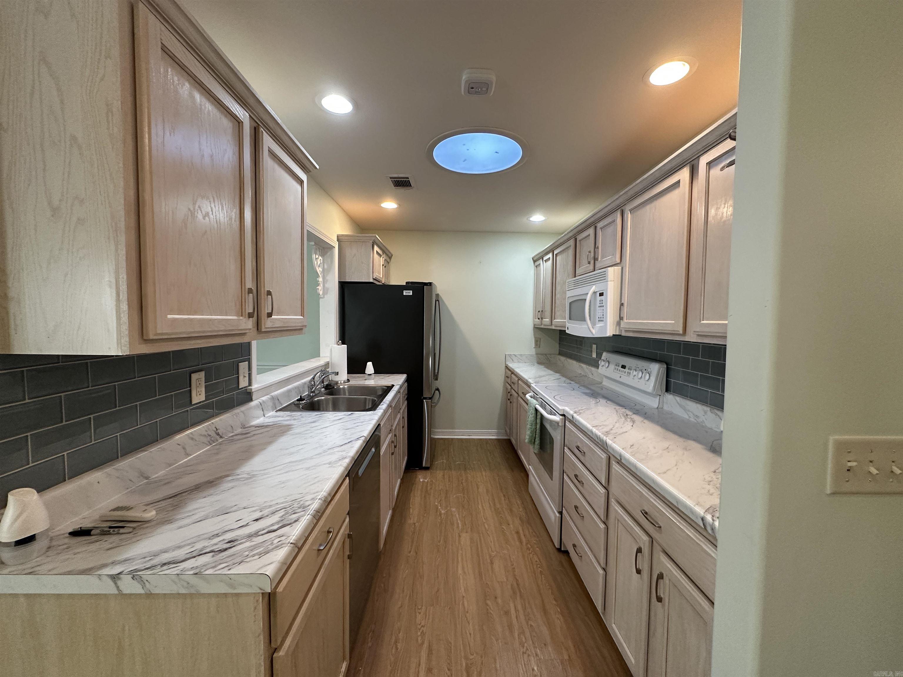 746 Embassy Parkway Property Photo 5