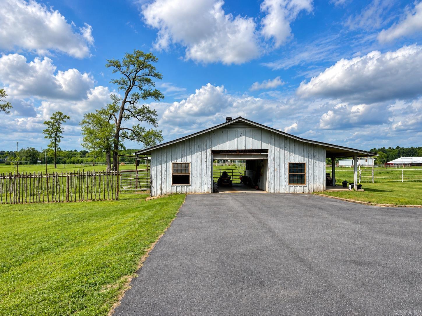 25 Sites Drive Property Photo 3