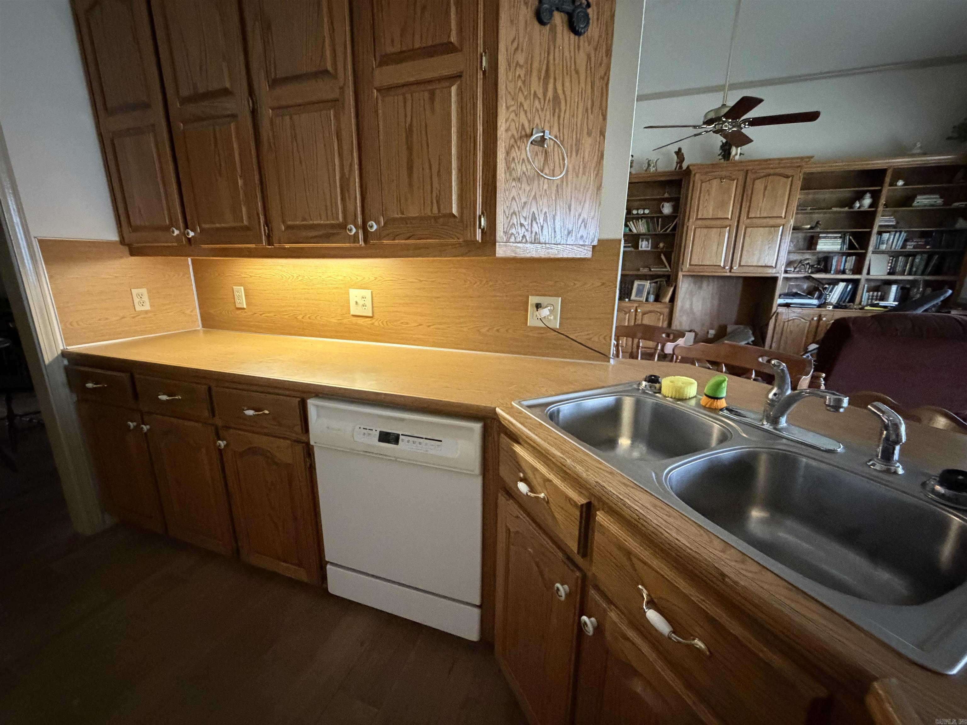 2920 Goodfellow Property Photo 10