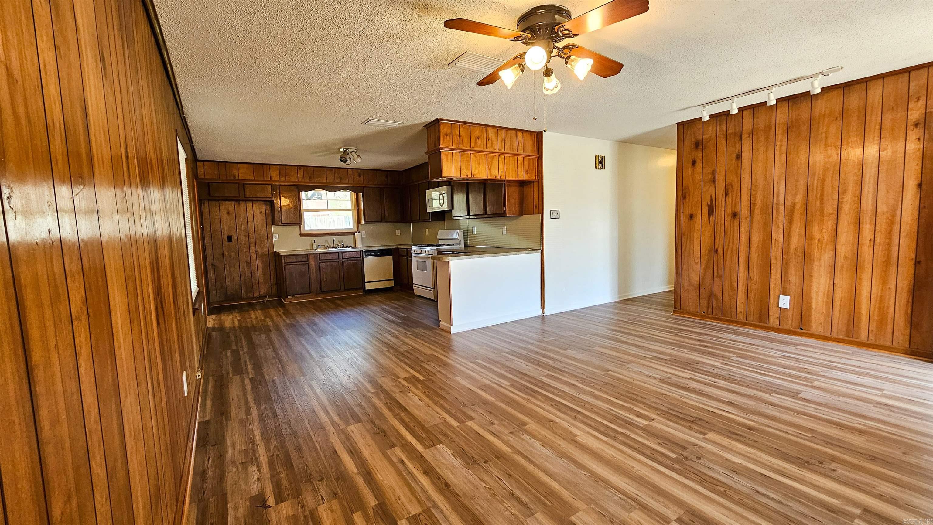 9727 Lanehart Road Property Photo 11