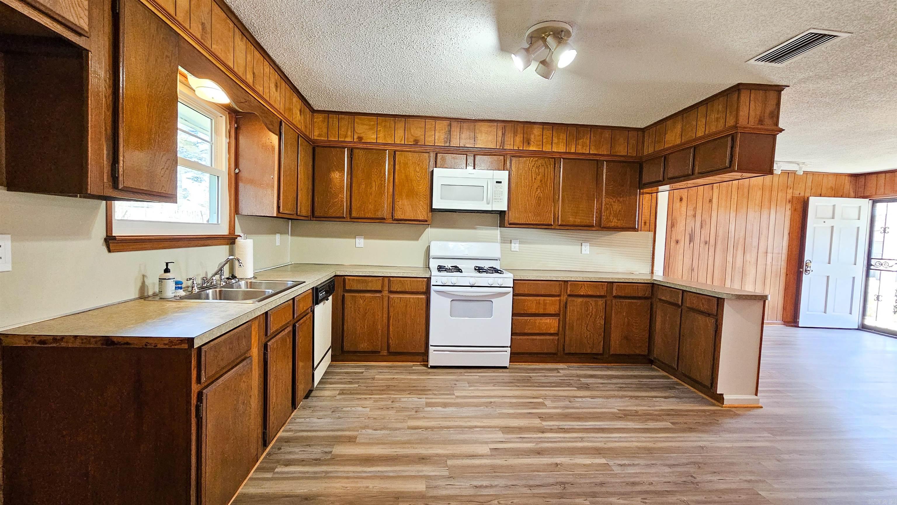 9727 Lanehart Road Property Photo 15