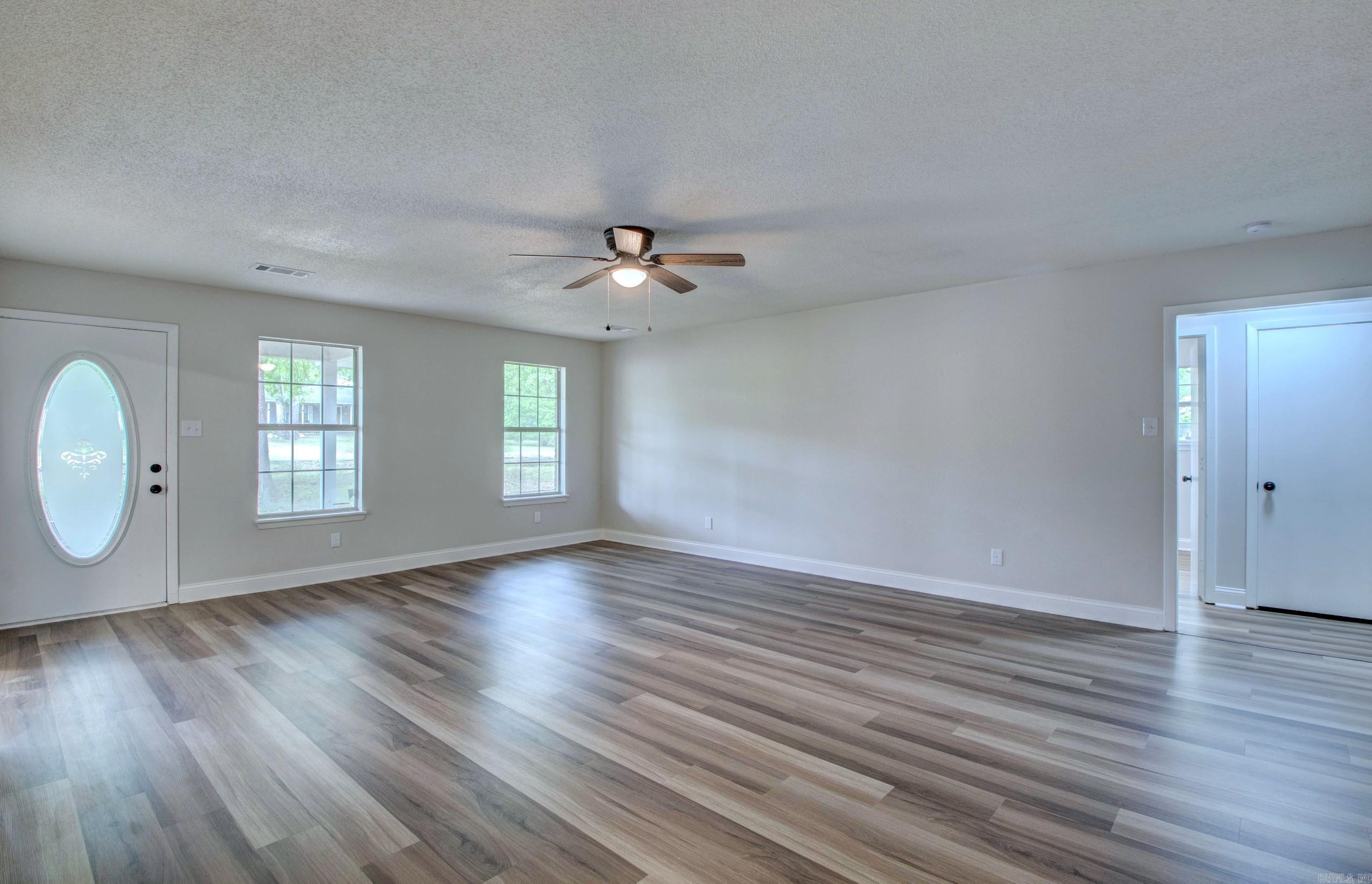 19200 Oaklawn Cove Property Photo 4