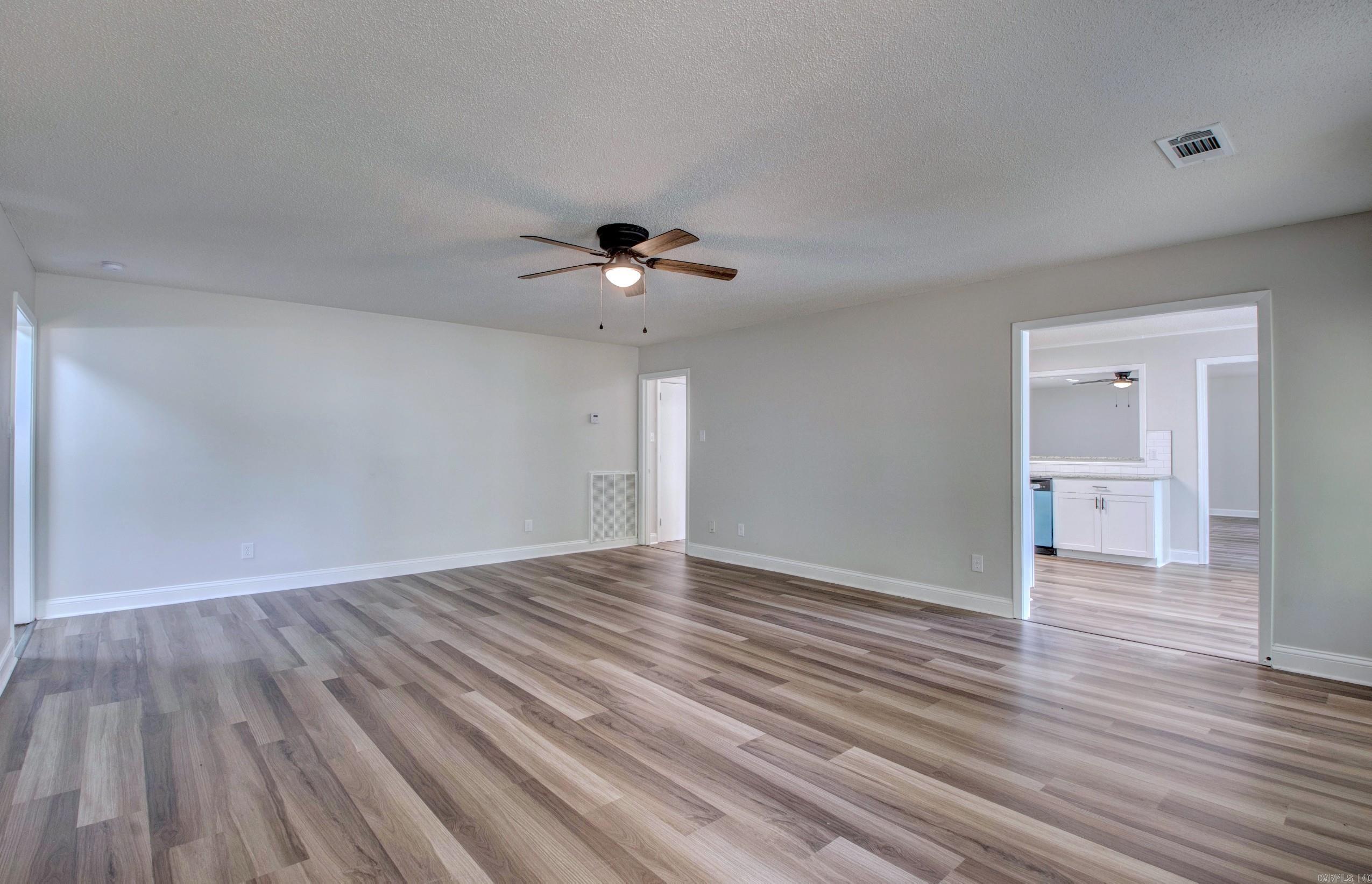 19200 Oaklawn Cove Property Photo 6