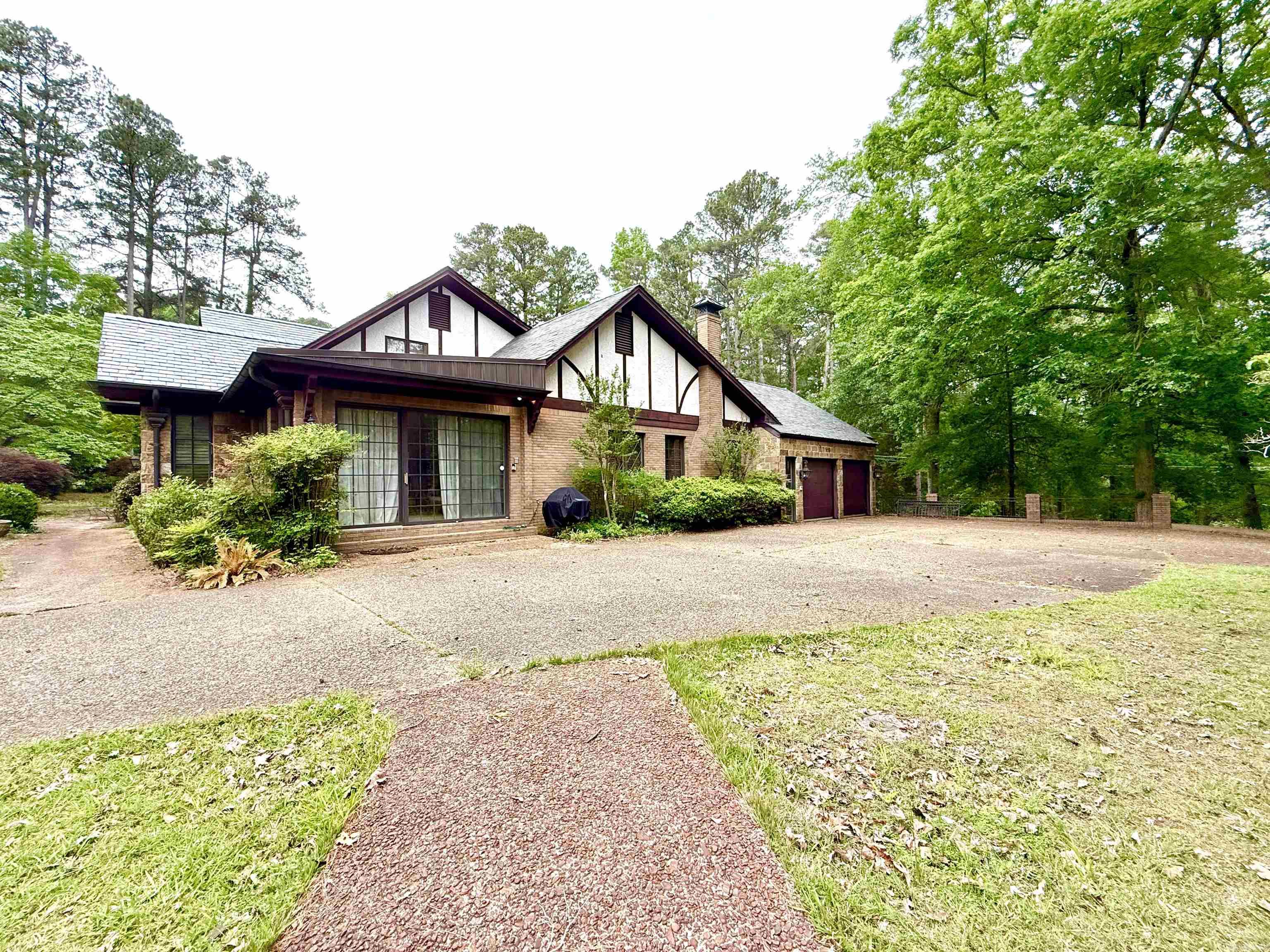 935 Brookridge Drive Property Photo 2