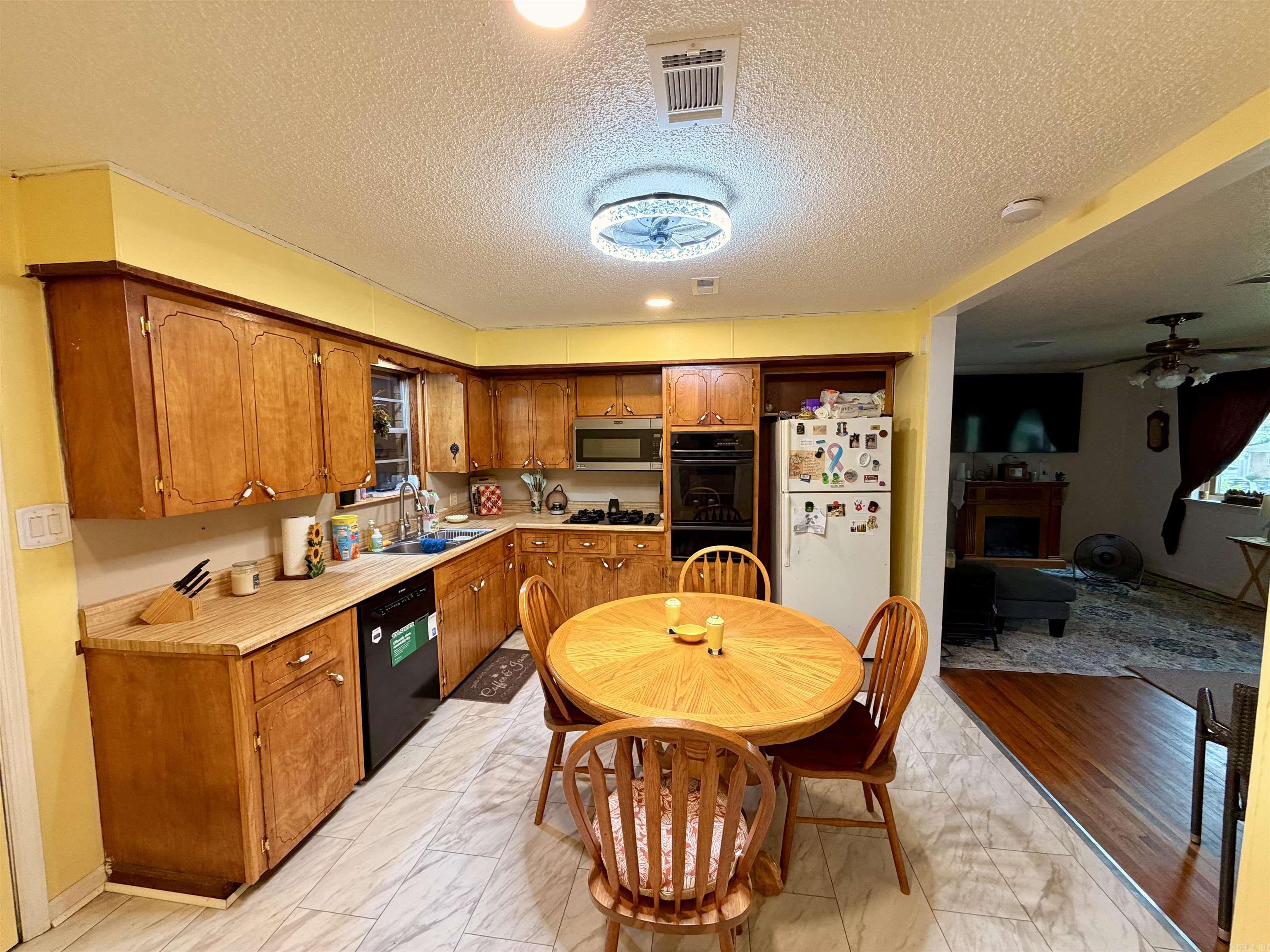 108 Smart Street Property Photo 4