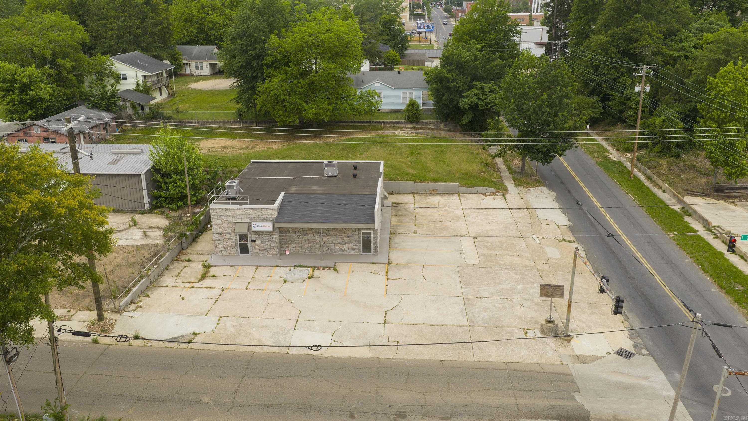 625 E Main St Property Photo 3
