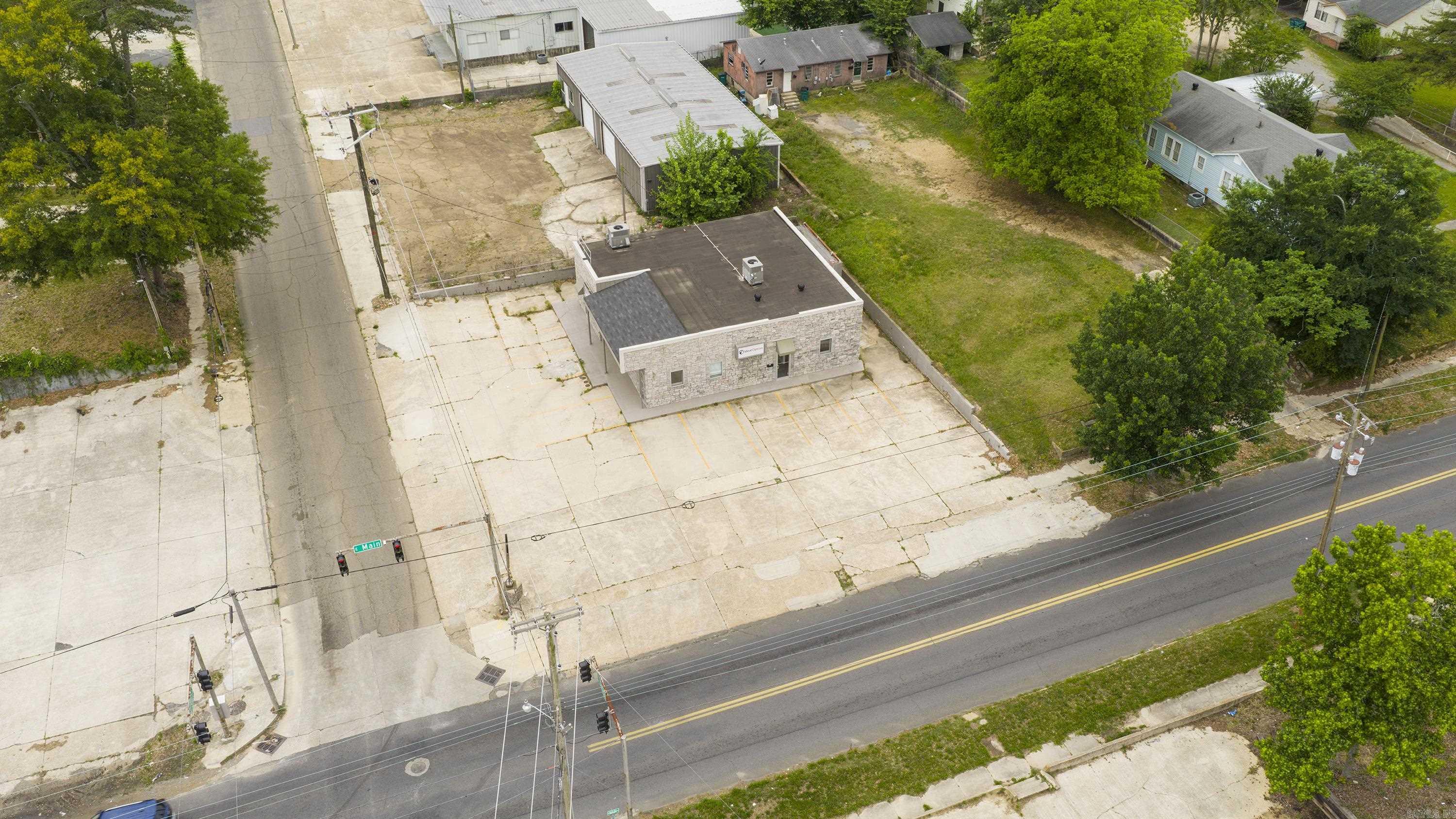 625 E Main St Property Photo 4