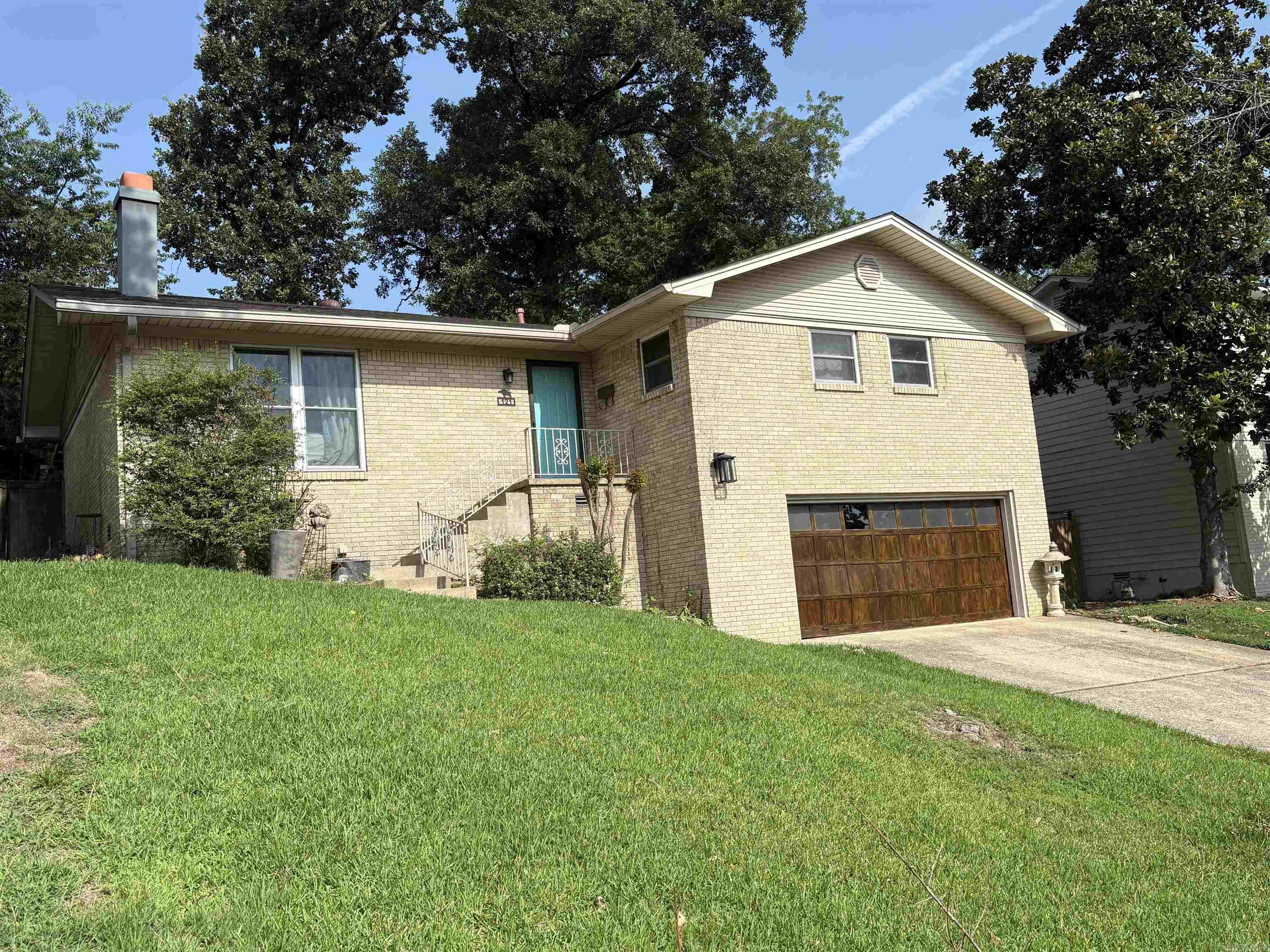 121 White Oak Lane Property Photo 1