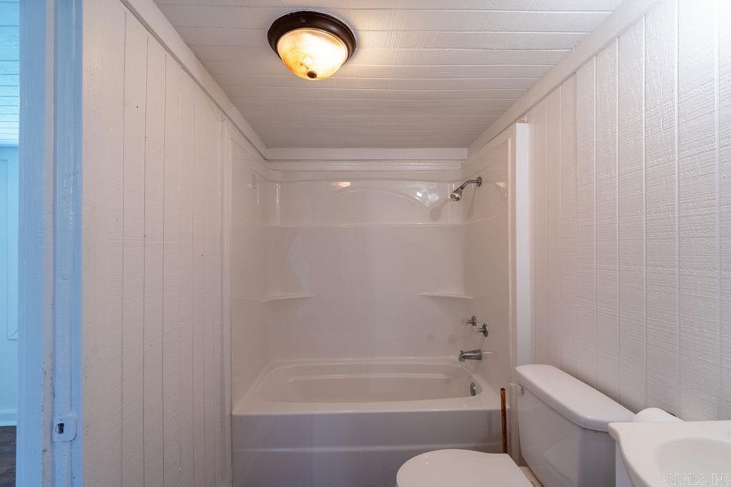 110 W Curran Street Property Photo 18