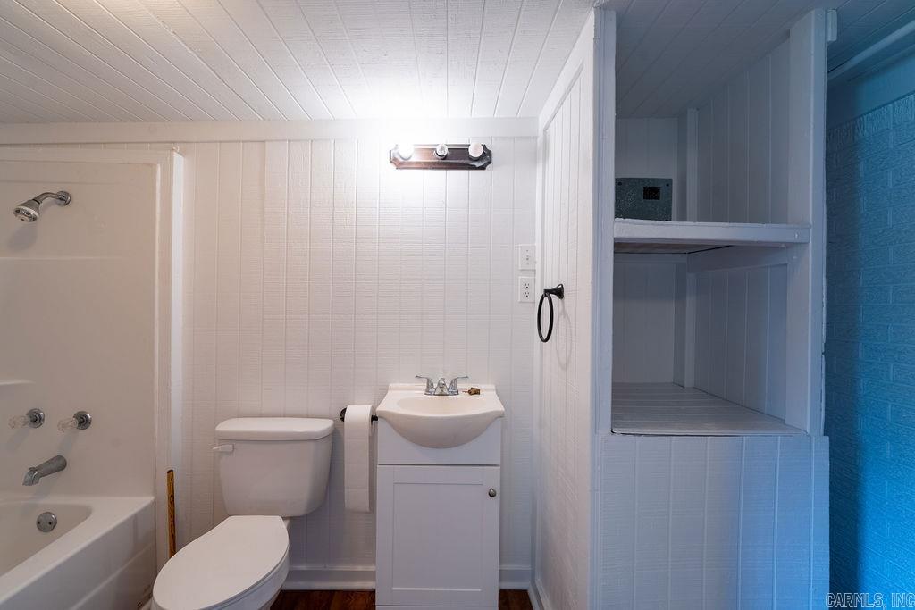 110 W Curran Street Property Photo 19