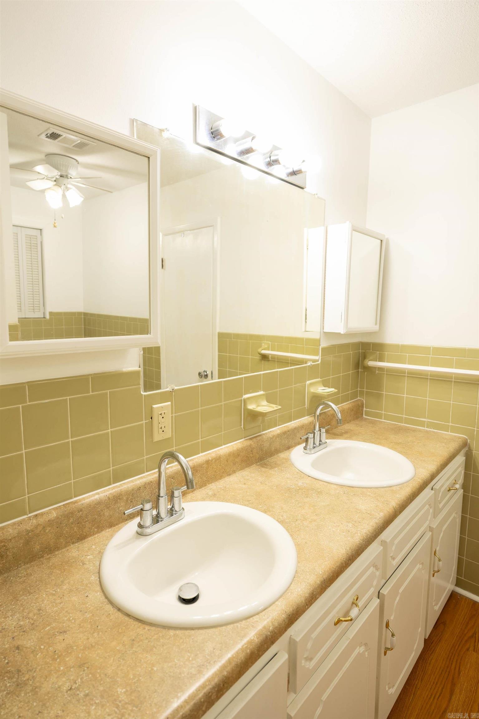201 Honeysuckle Lane Property Photo 8