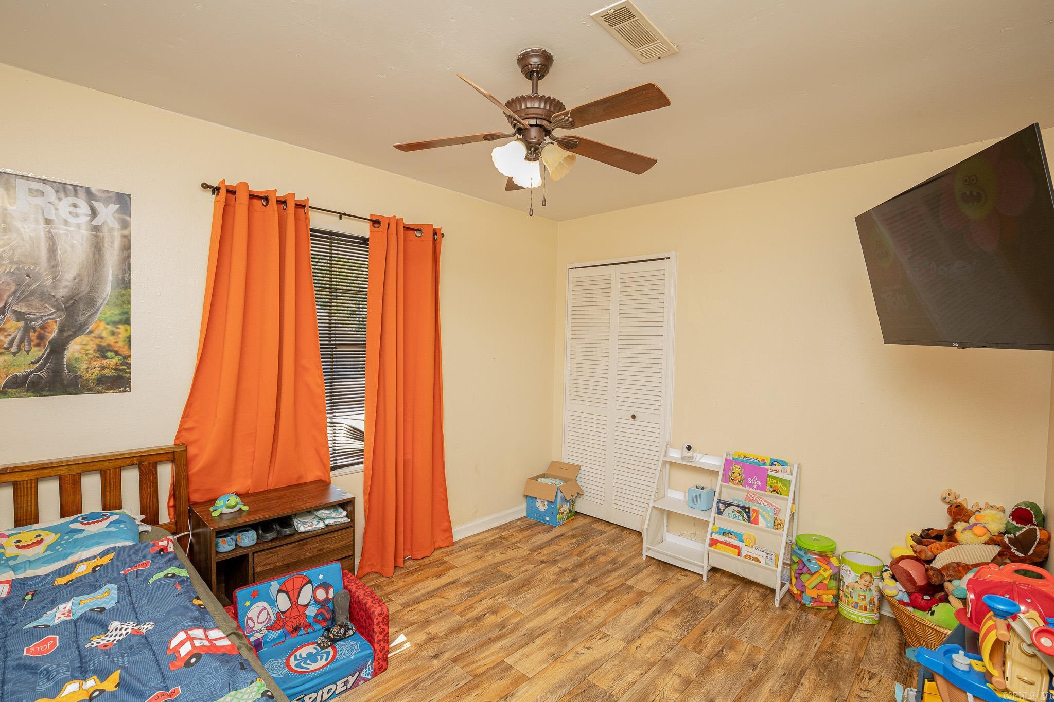 21 Elaine Property Photo 17