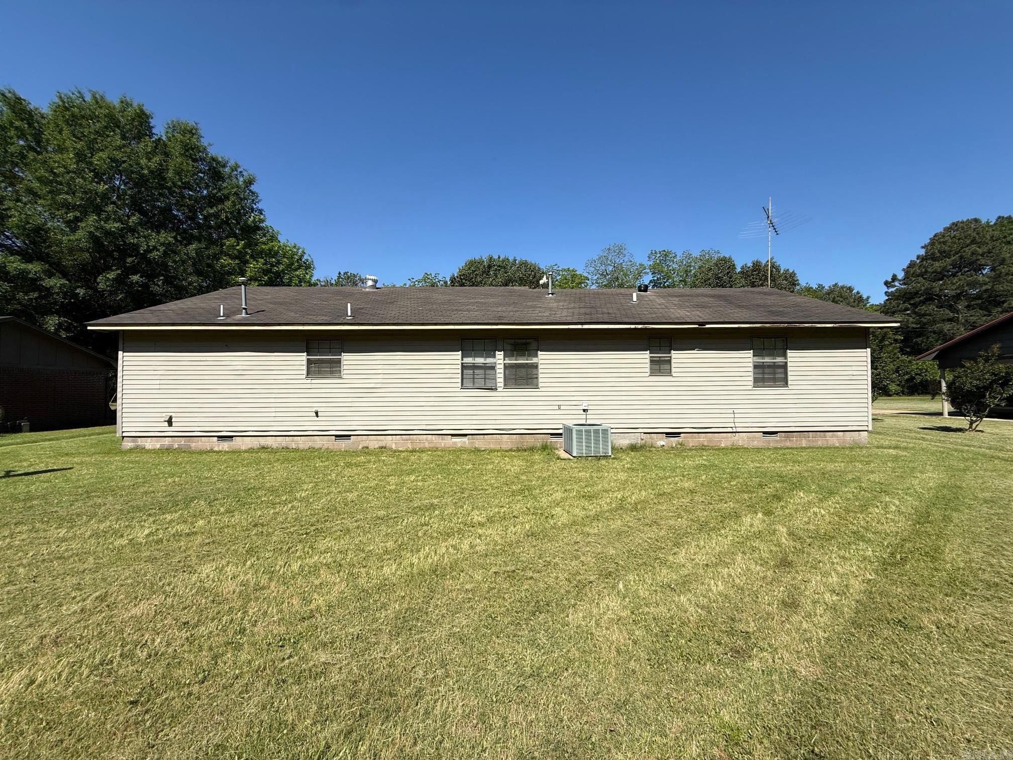 611 S Hazen Avenue Property Photo 4