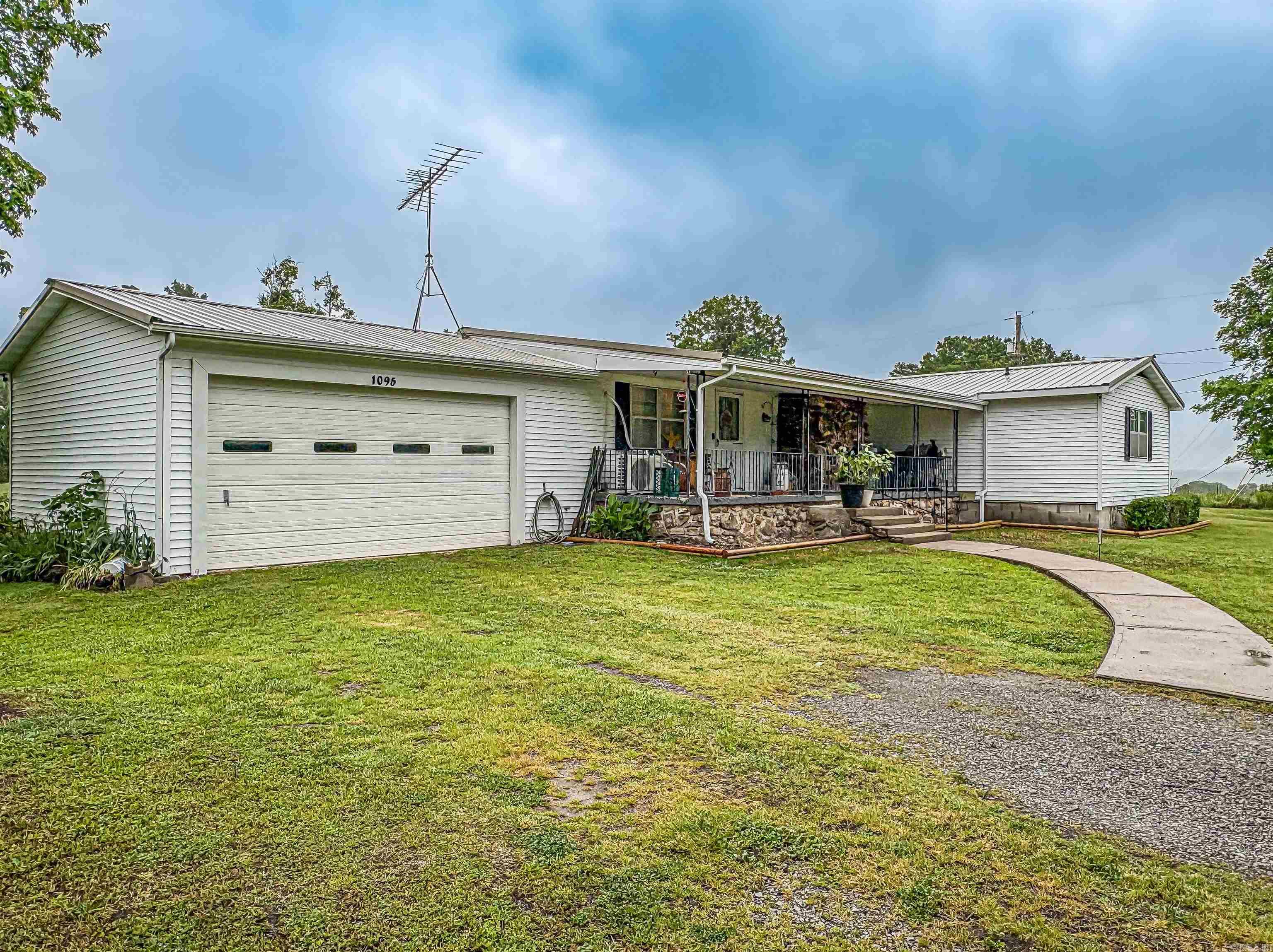1095 Hwy 235 Property Photo 2
