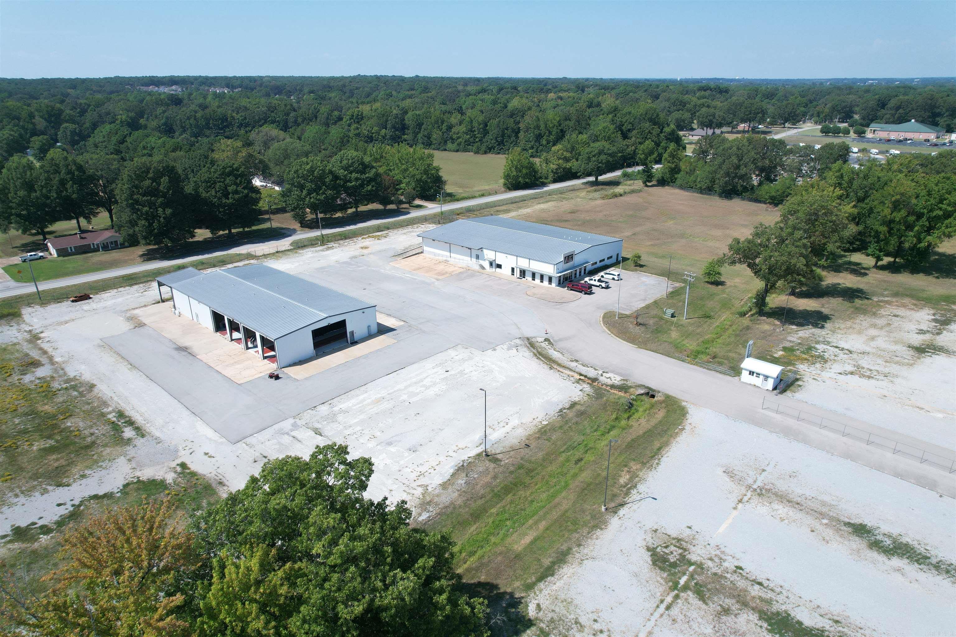 5511 Stadium Boulevard Property Photo 3