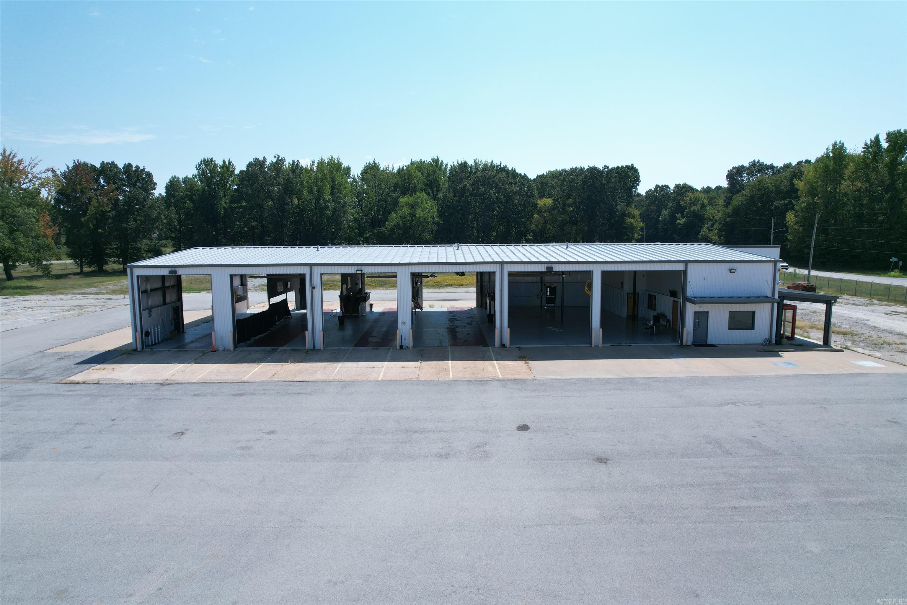 5511 Stadium Boulevard Property Photo 4