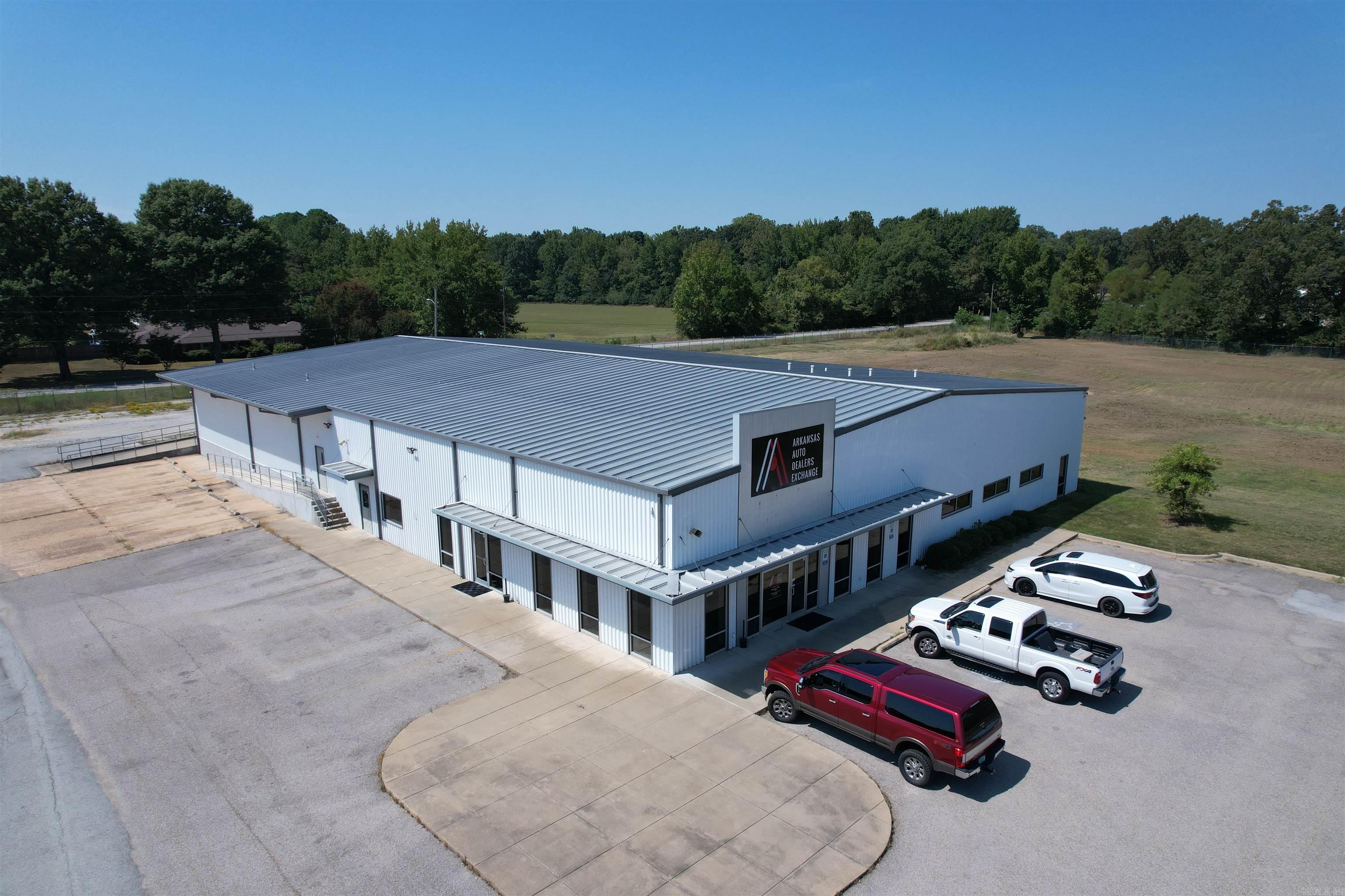 5511 Stadium Boulevard Property Photo 5