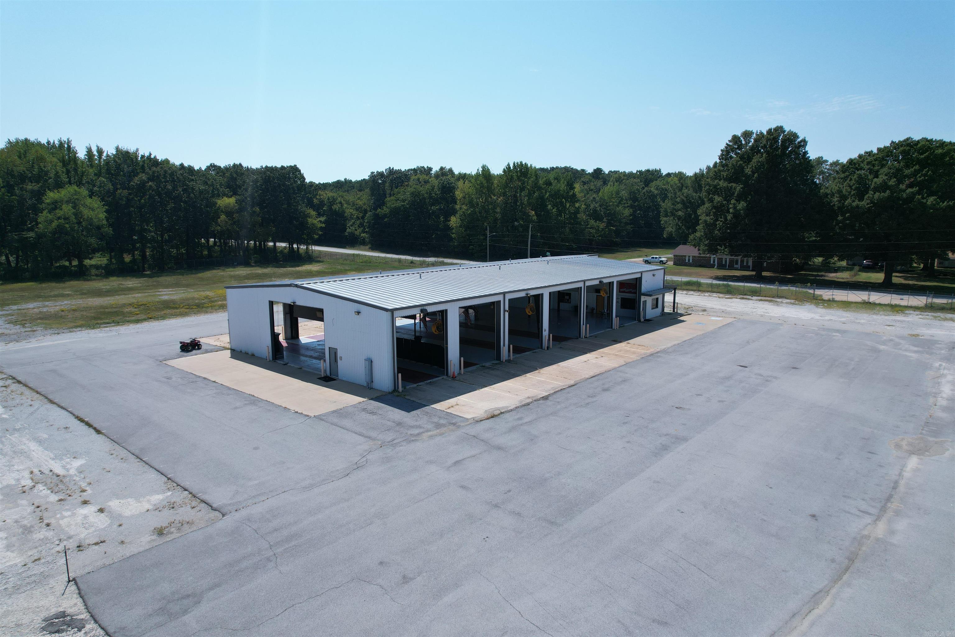5511 Stadium Boulevard Property Photo 6