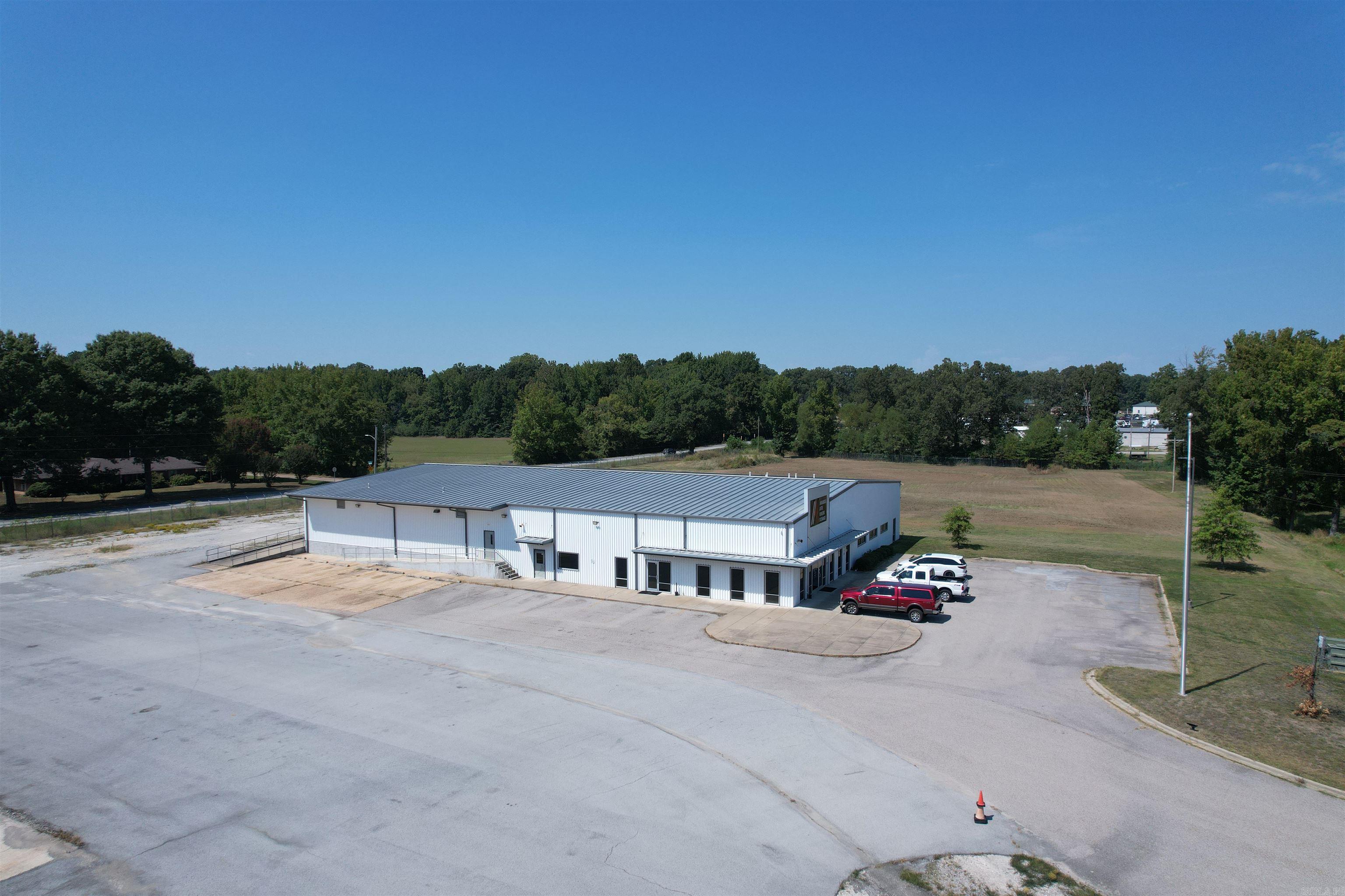 5511 Stadium Boulevard Property Photo 9