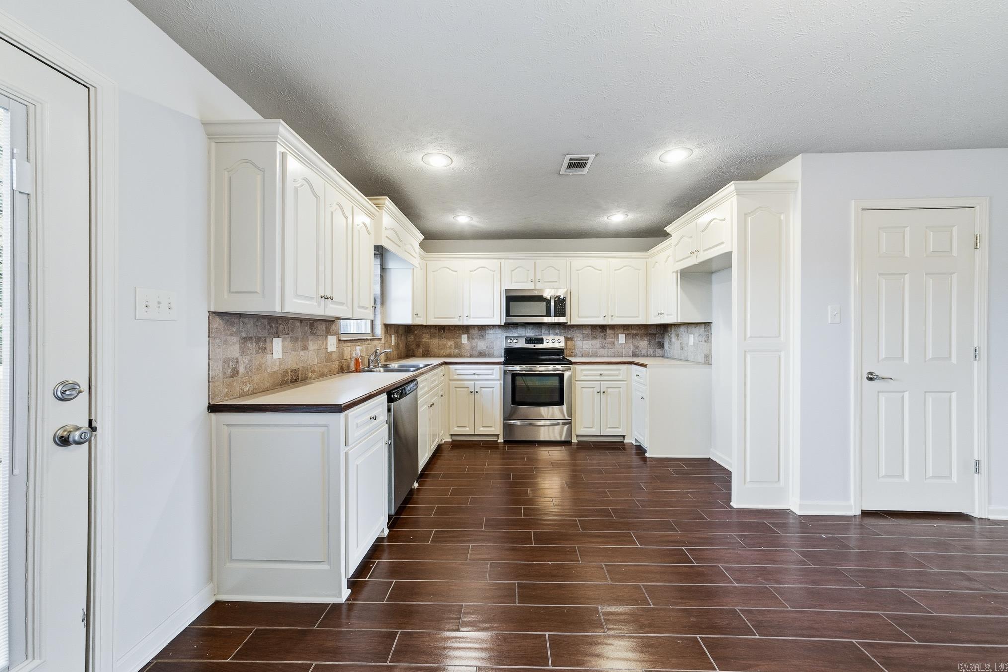 27 Highplains Drive Property Photo 8