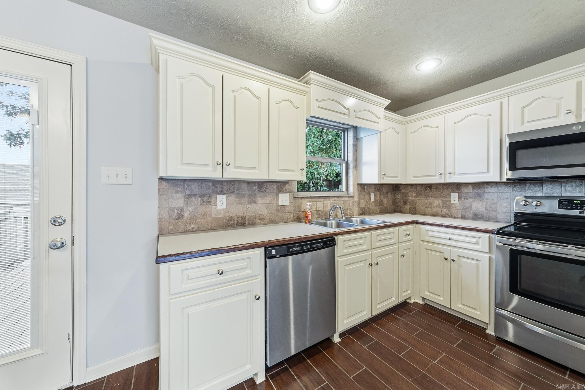 27 Highplains Drive Property Photo 9