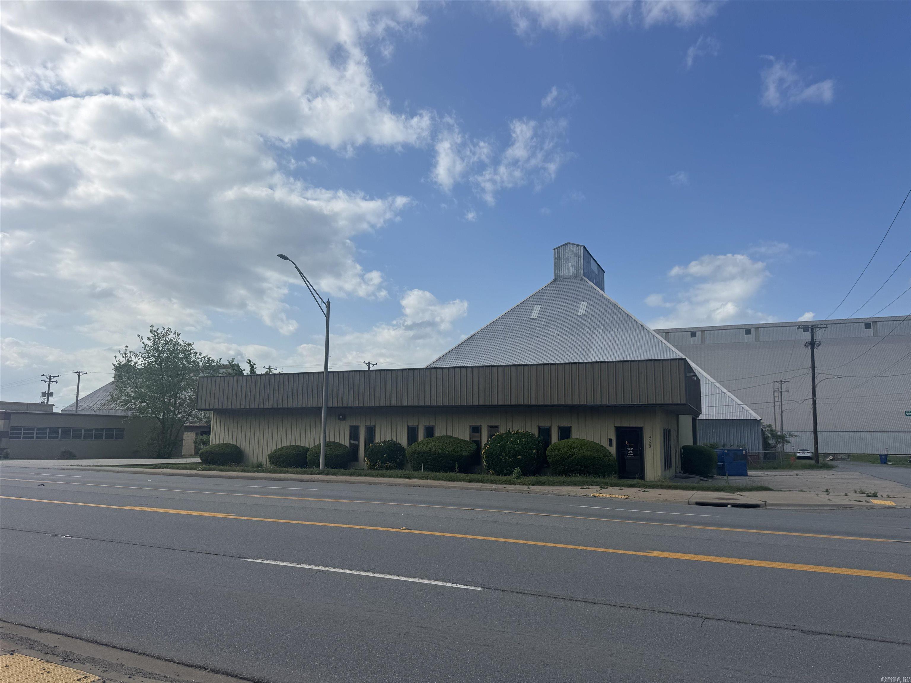 2323 E Broadway Street Property Photo 1