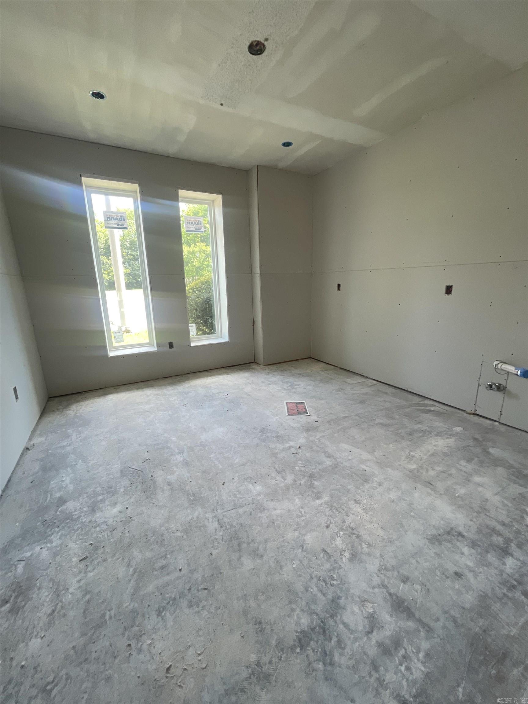2323 E Broadway Street Property Photo 4
