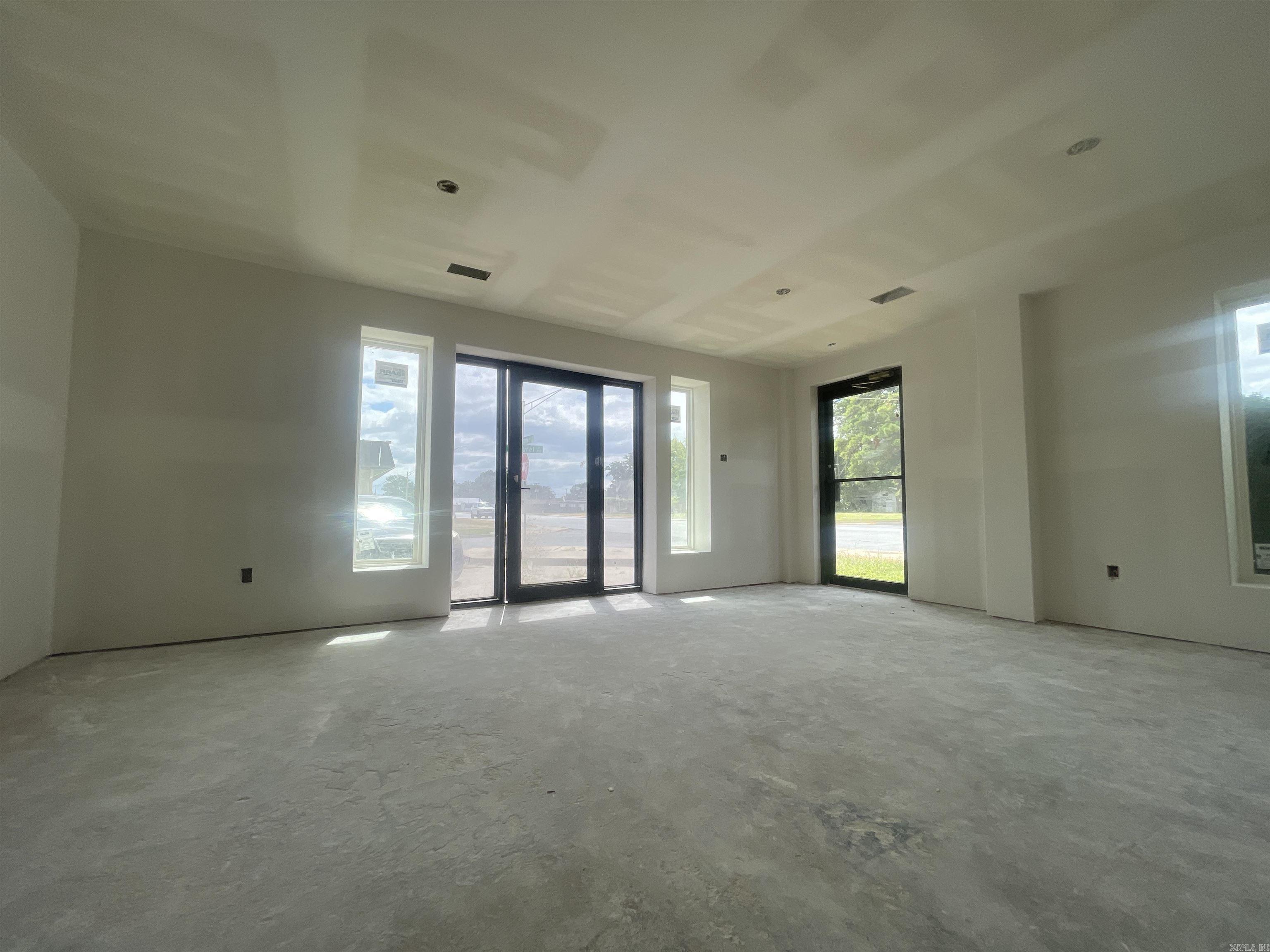 2323 E Broadway Street Property Photo 6