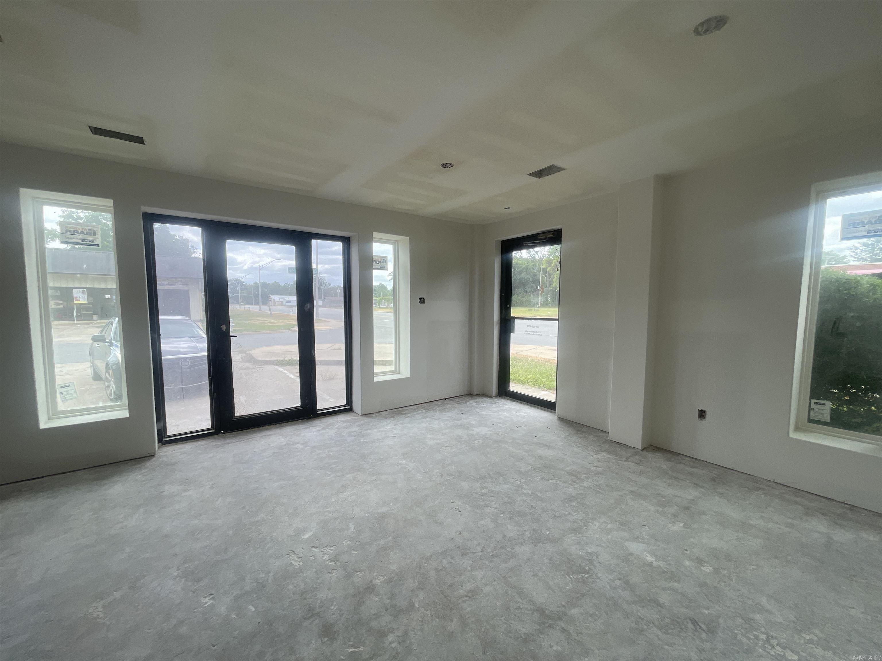 2323 E Broadway Street Property Photo 7