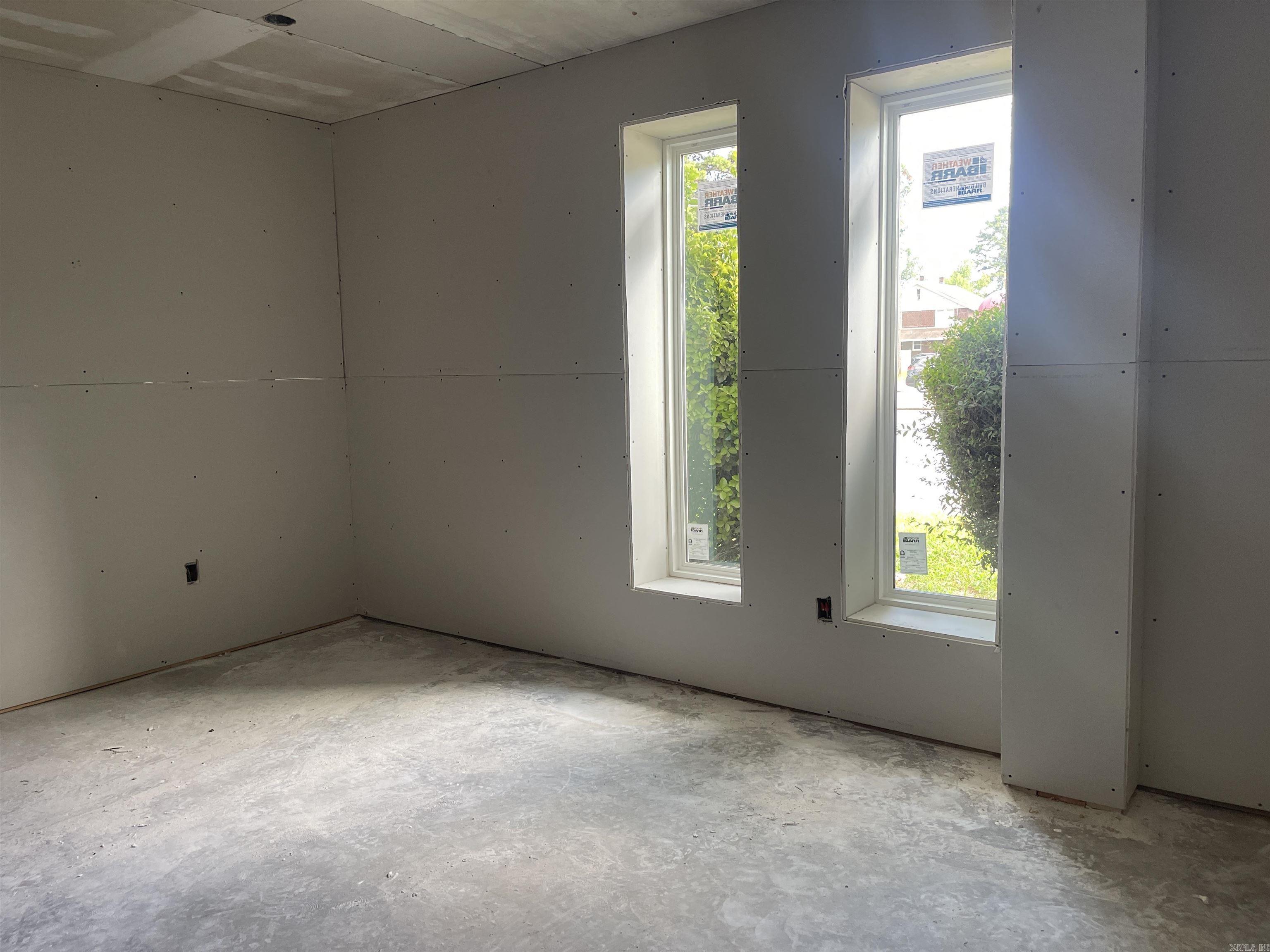 2323 E Broadway Street Property Photo 11