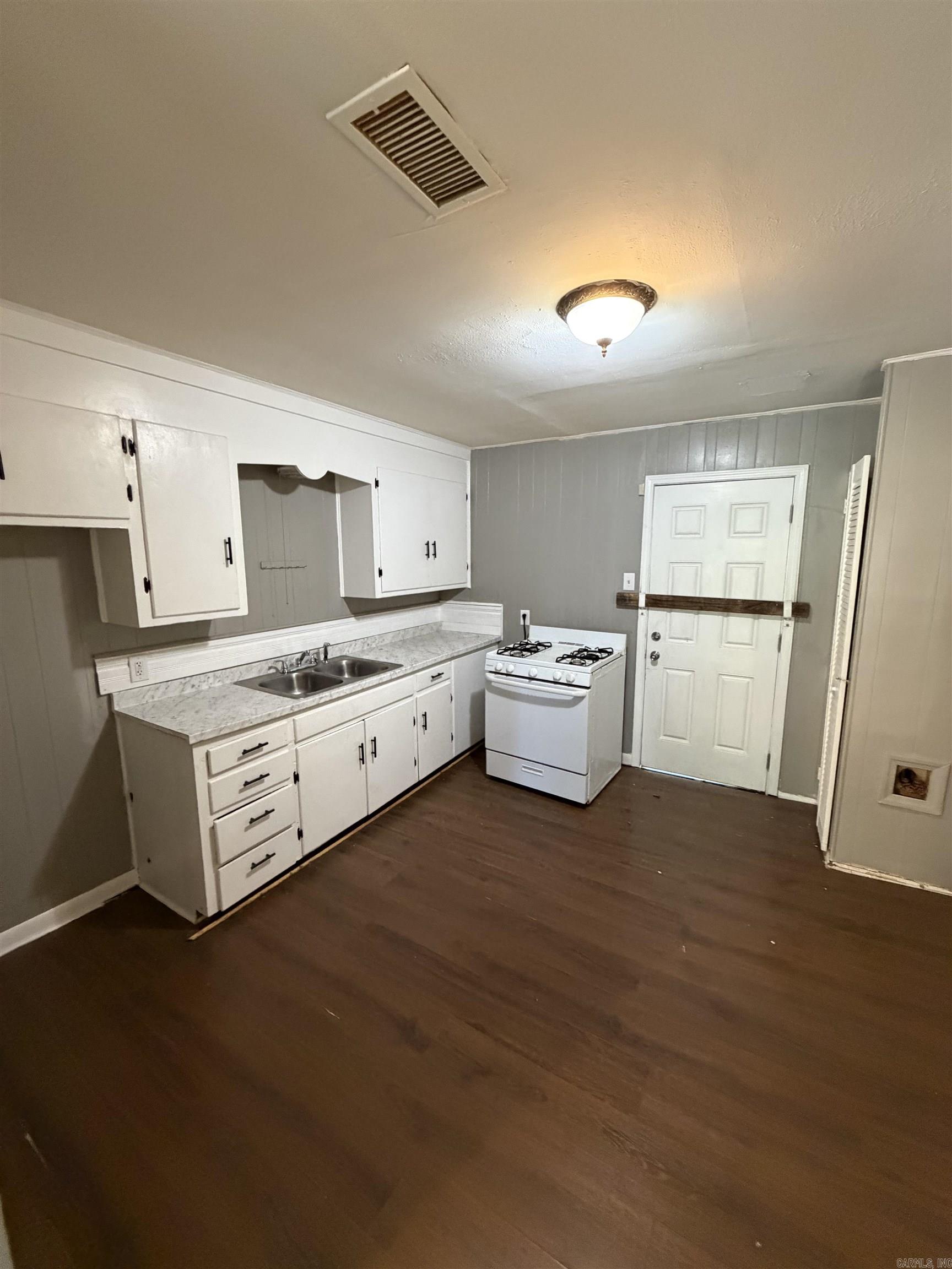 84 Lancaster Property Photo 8