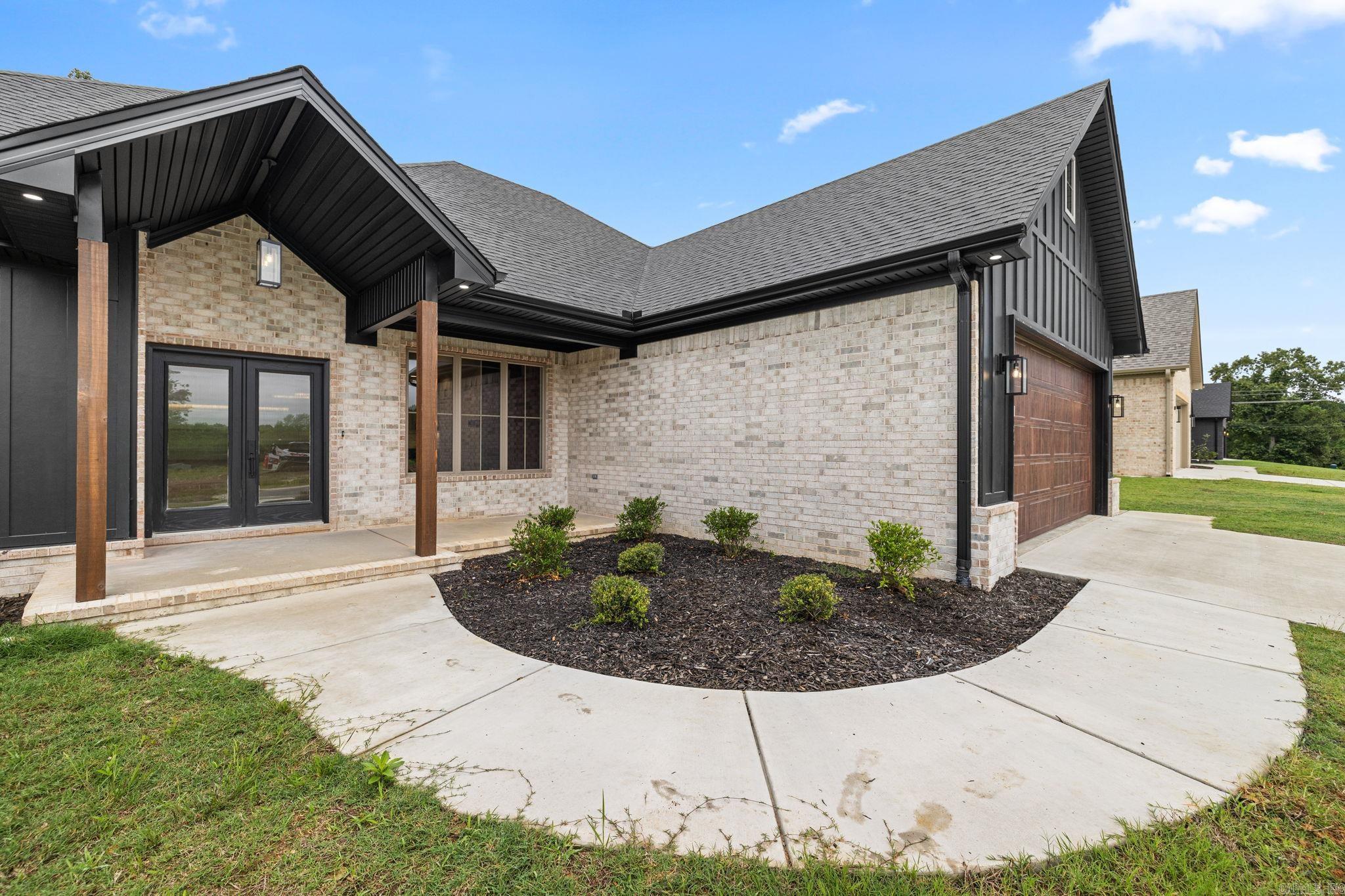 740 Grand Valley Loop Property Photo 4