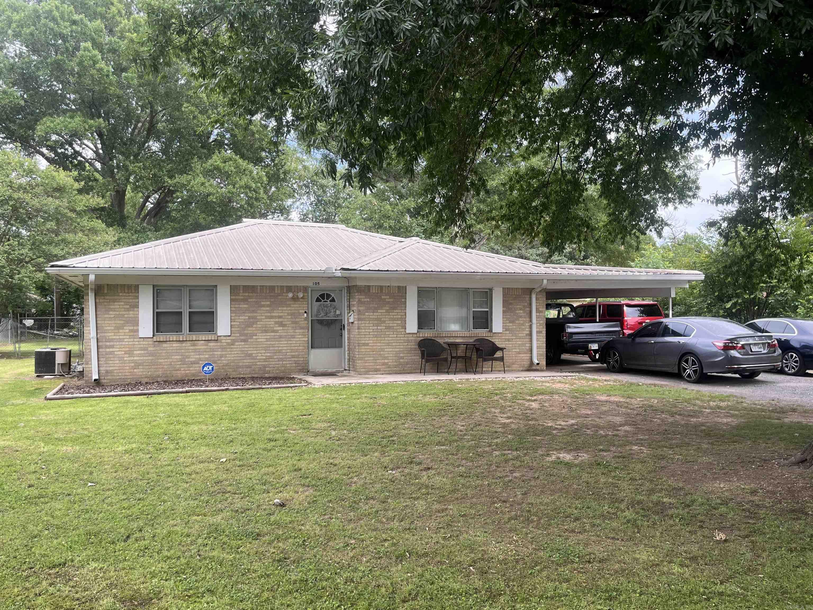 105 S Peterson St Property Photo 1