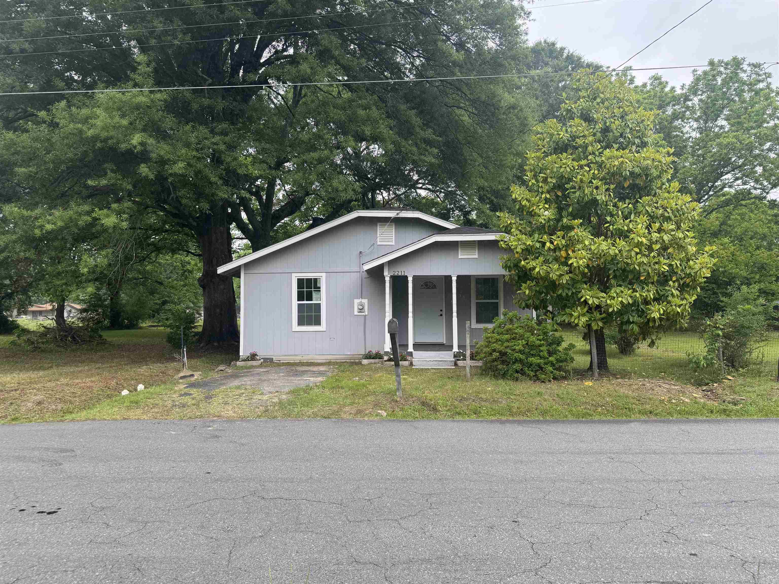 2211 W Saracen