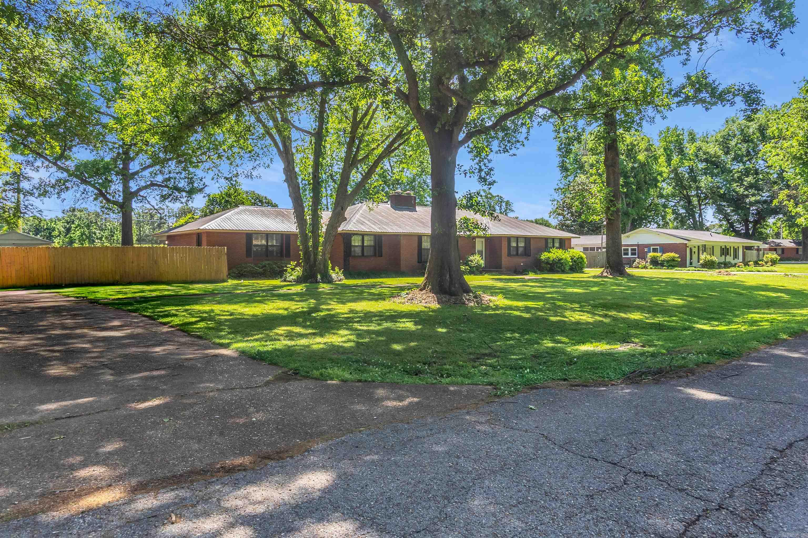 127 East Drive Property Photo 4