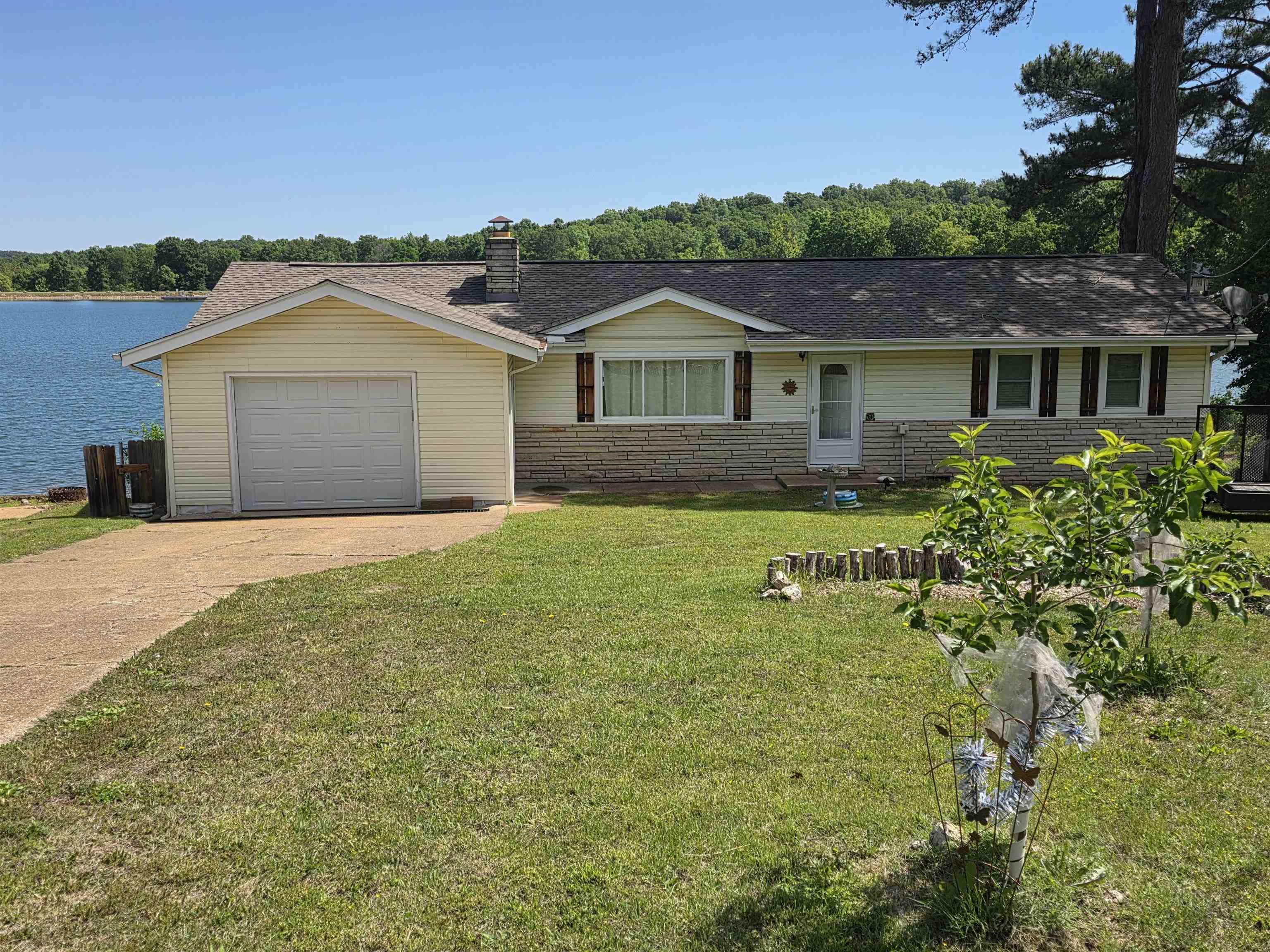 14 W Lake Estates Circle Property Photo 1