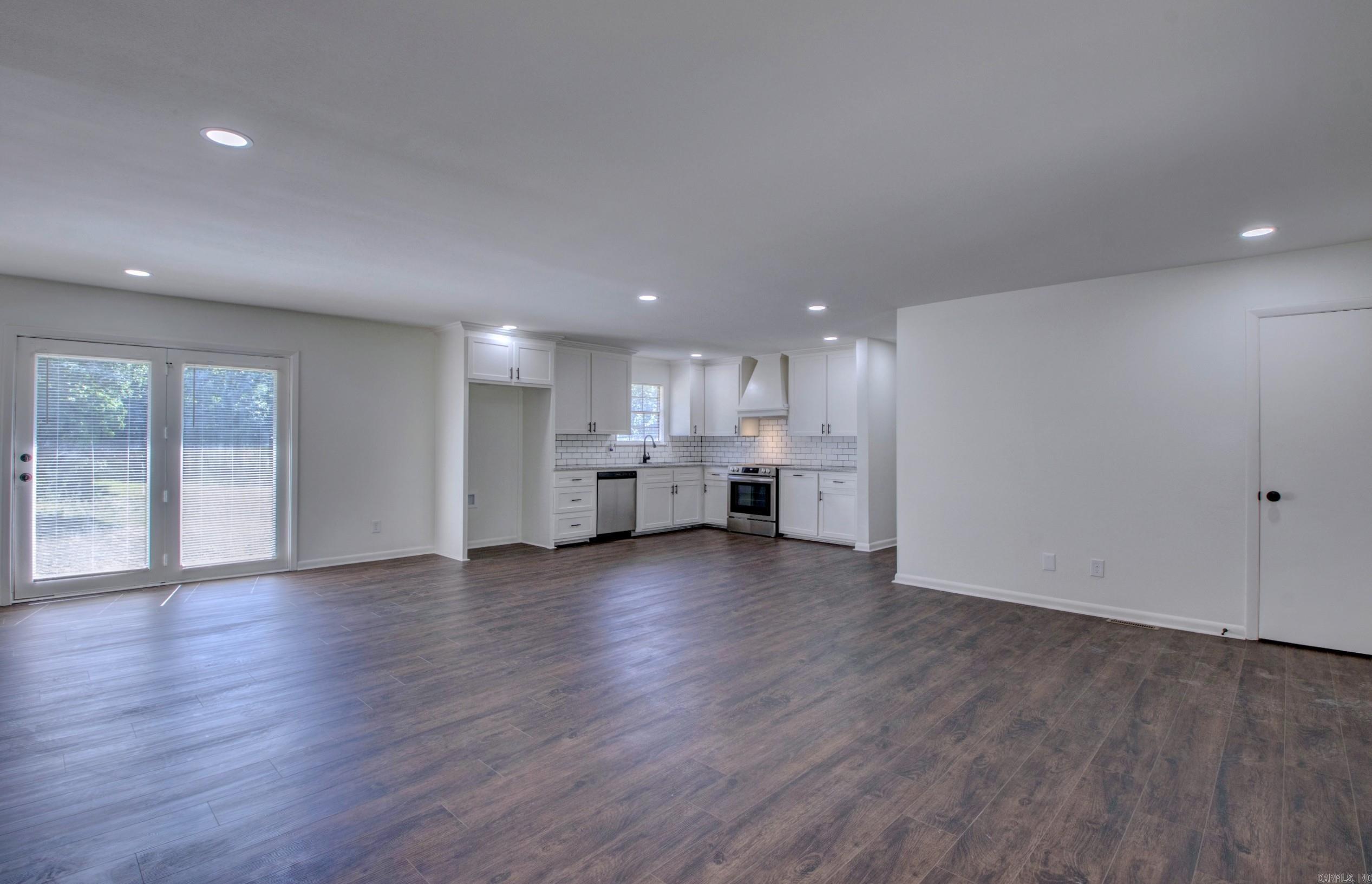 9758 Clove Road Property Photo 4